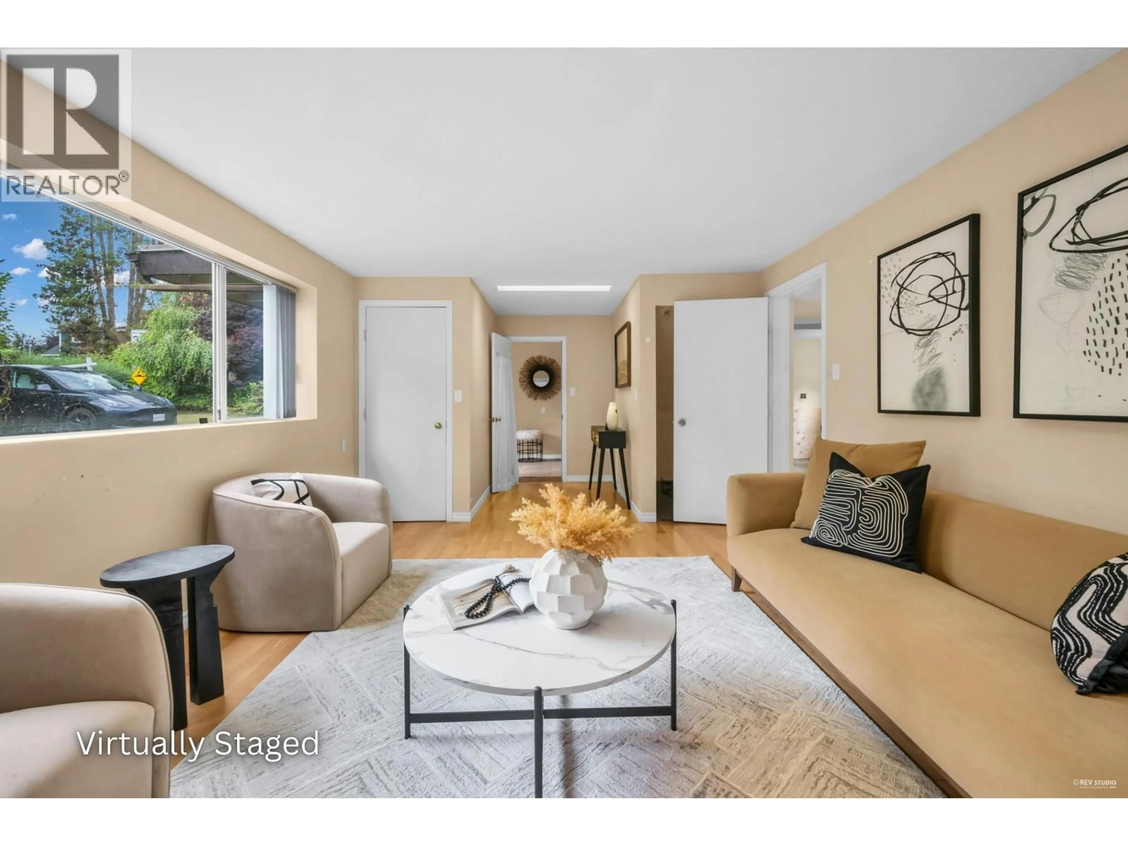 Living room with furniture, unknown for 2705 HENRY STREET, Port Moody British Columbia V3H2J8