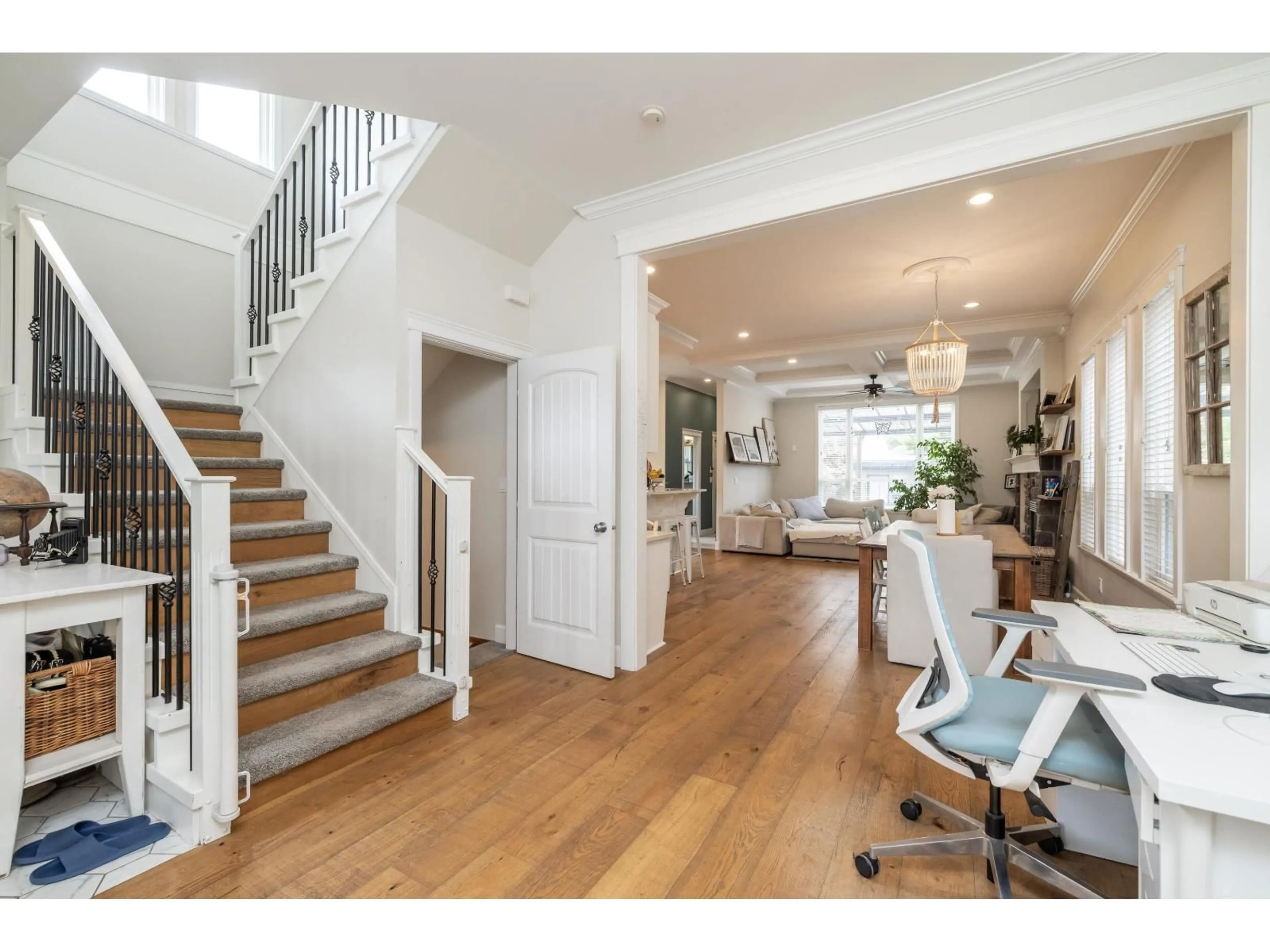 Indoor entryway for 6861 192A STREET, Surrey British Columbia V4N0B6