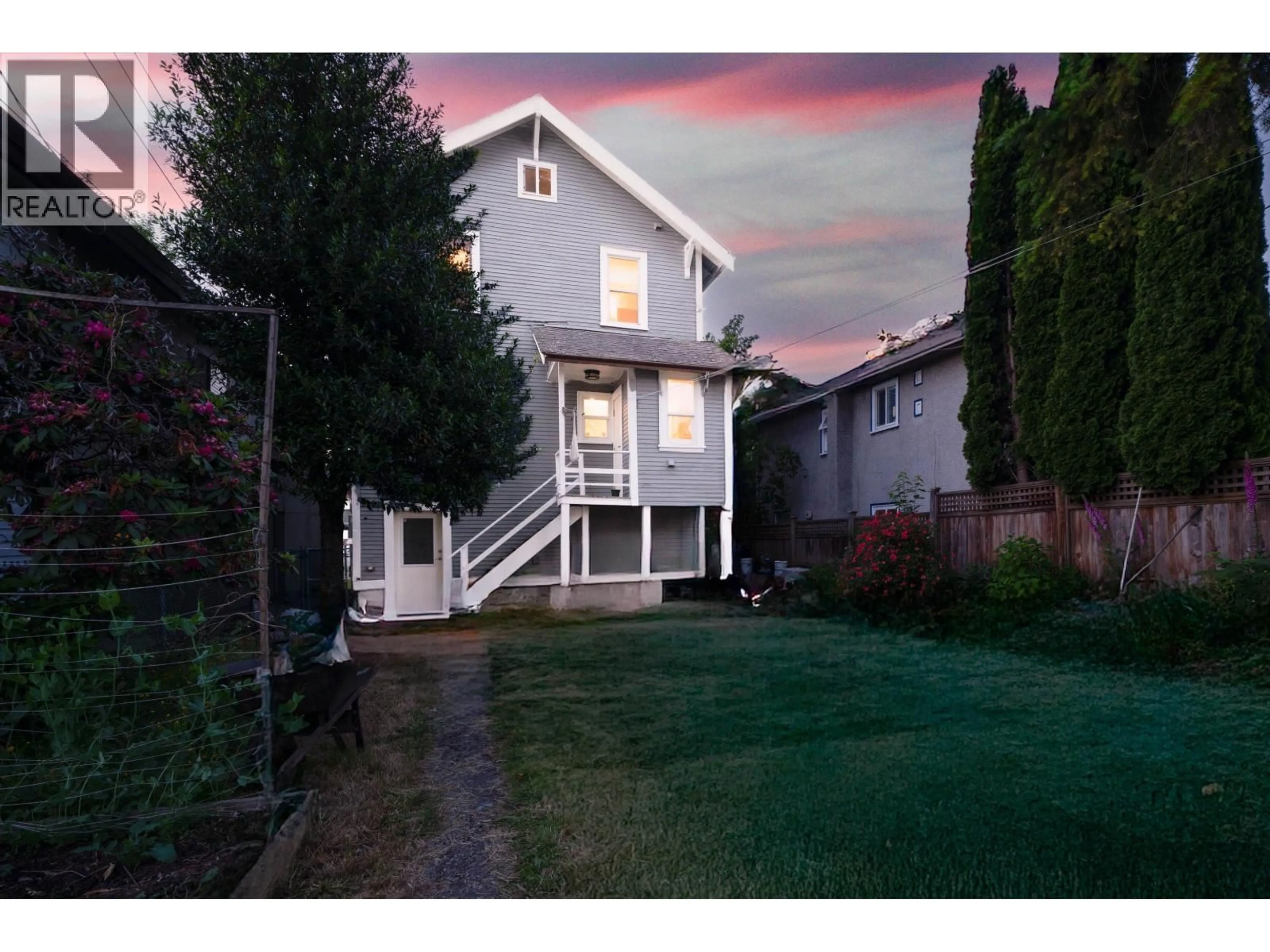 A pic from outside/outdoor area/front of a property/back of a property/a pic from drone, street for 2528 ADANAC STREET, Vancouver British Columbia V5K2M5