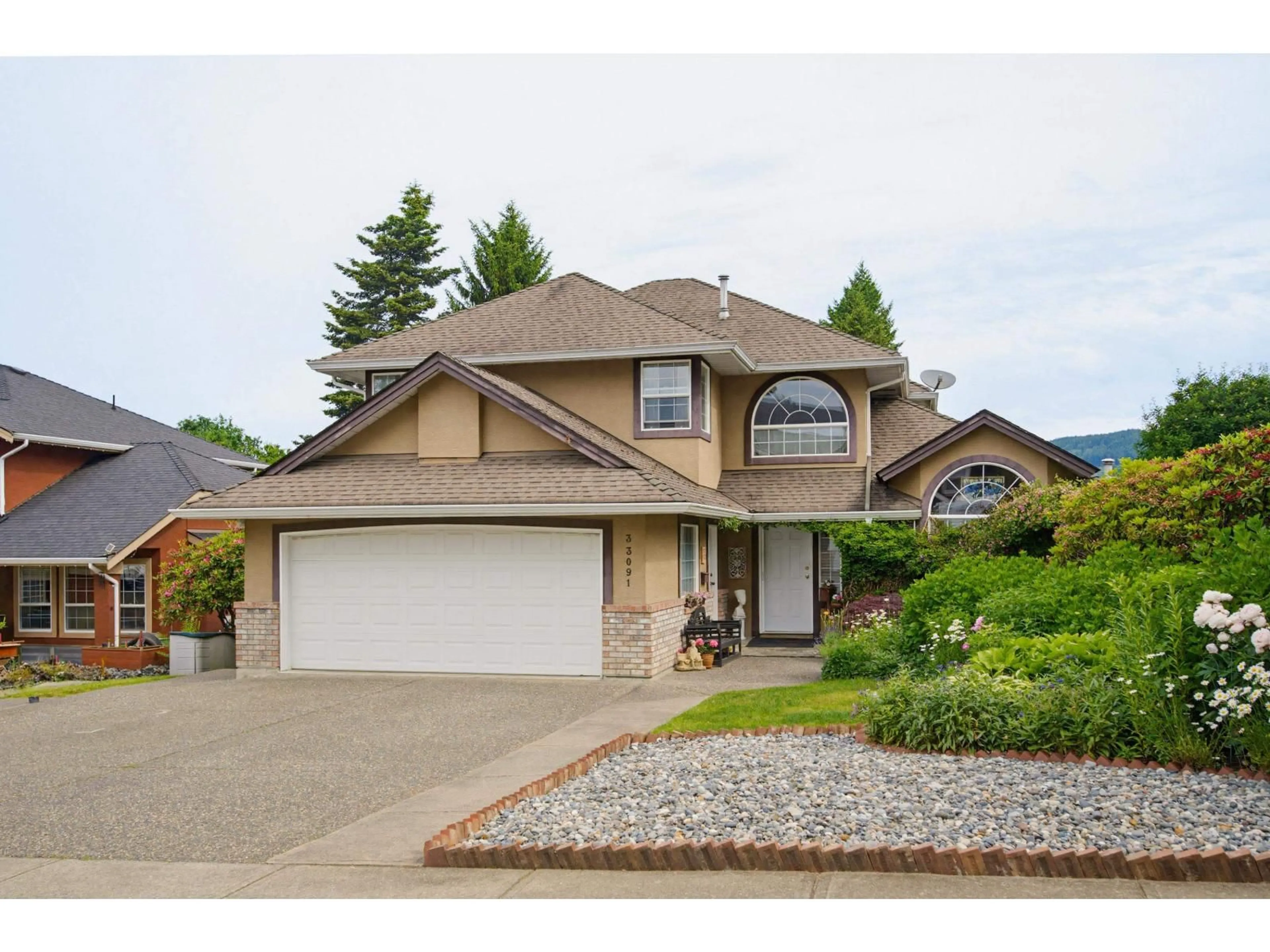Home with vinyl exterior material, street for 33091 HAWTHORNE AVENUE, Mission British Columbia V2V6Z1