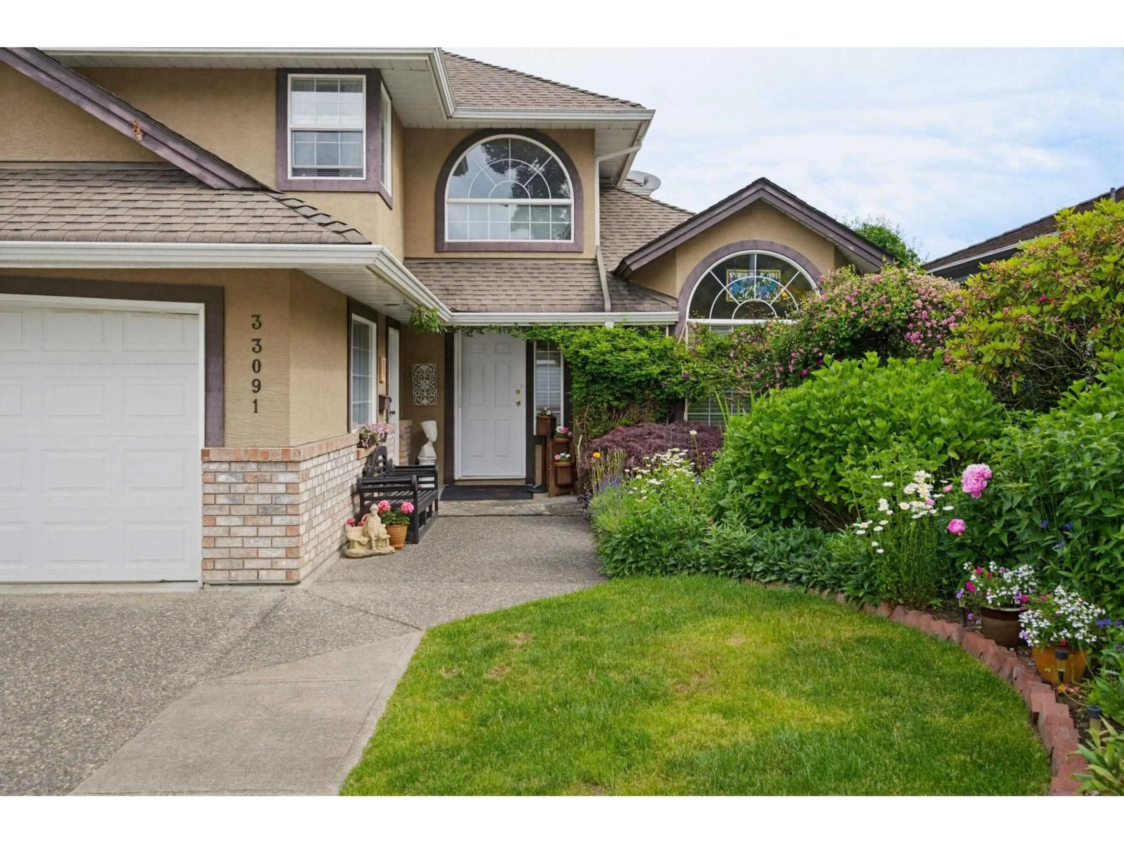 Home with vinyl exterior material, street for 33091 HAWTHORNE AVENUE, Mission British Columbia V2V6Z1