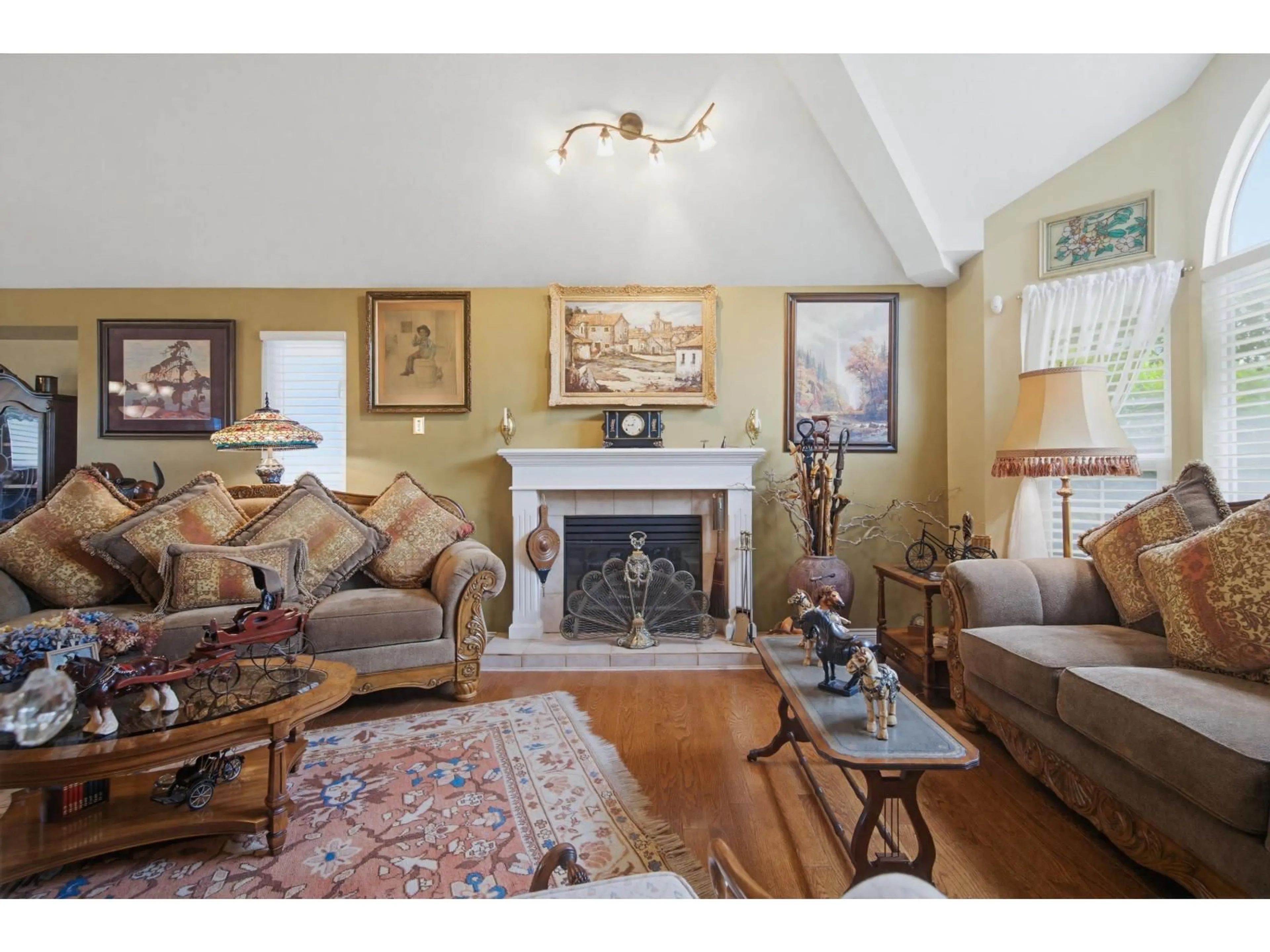 Living room with furniture, unknown for 33091 HAWTHORNE AVENUE, Mission British Columbia V2V6Z1