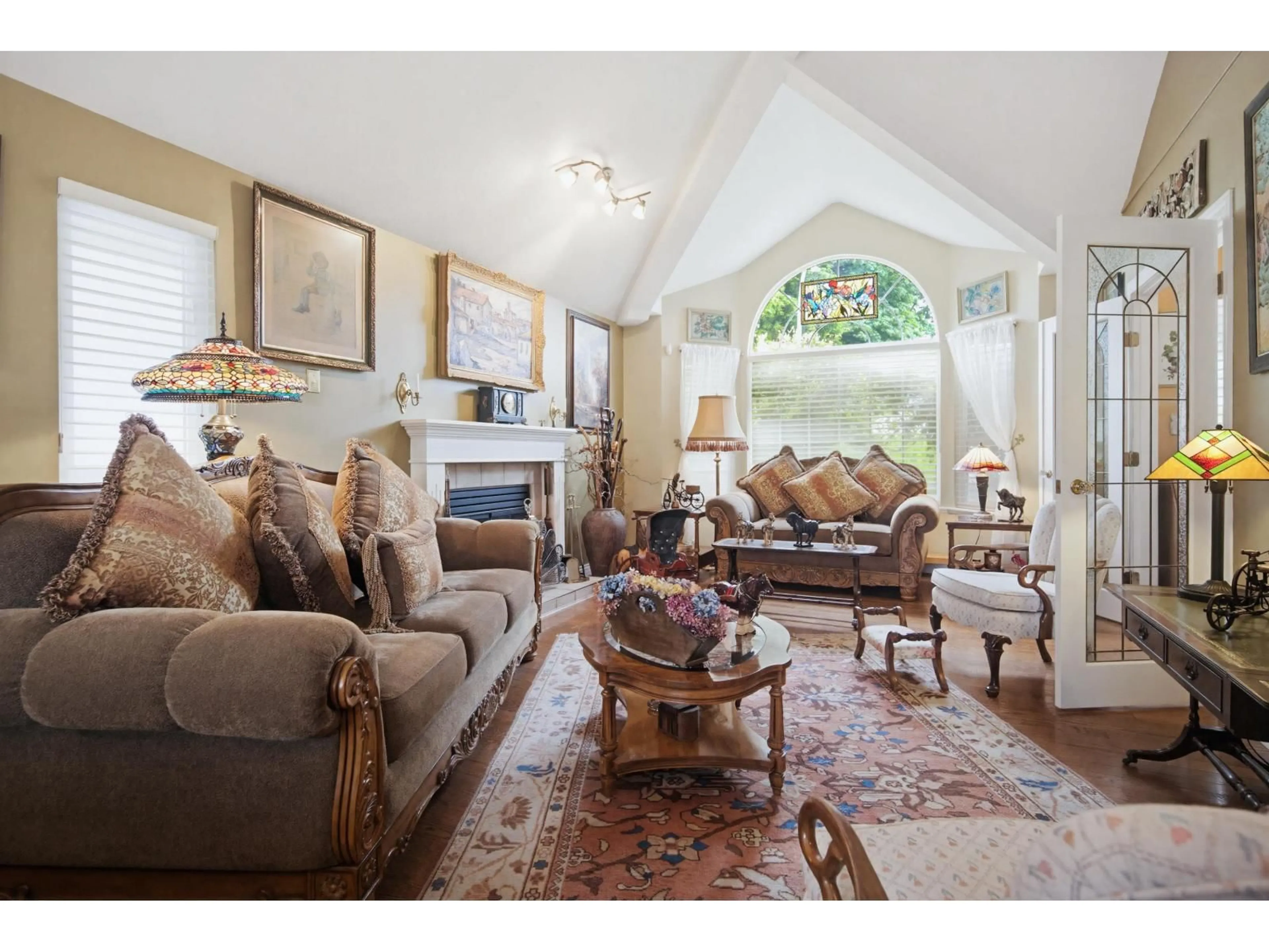 Living room with furniture, unknown for 33091 HAWTHORNE AVENUE, Mission British Columbia V2V6Z1