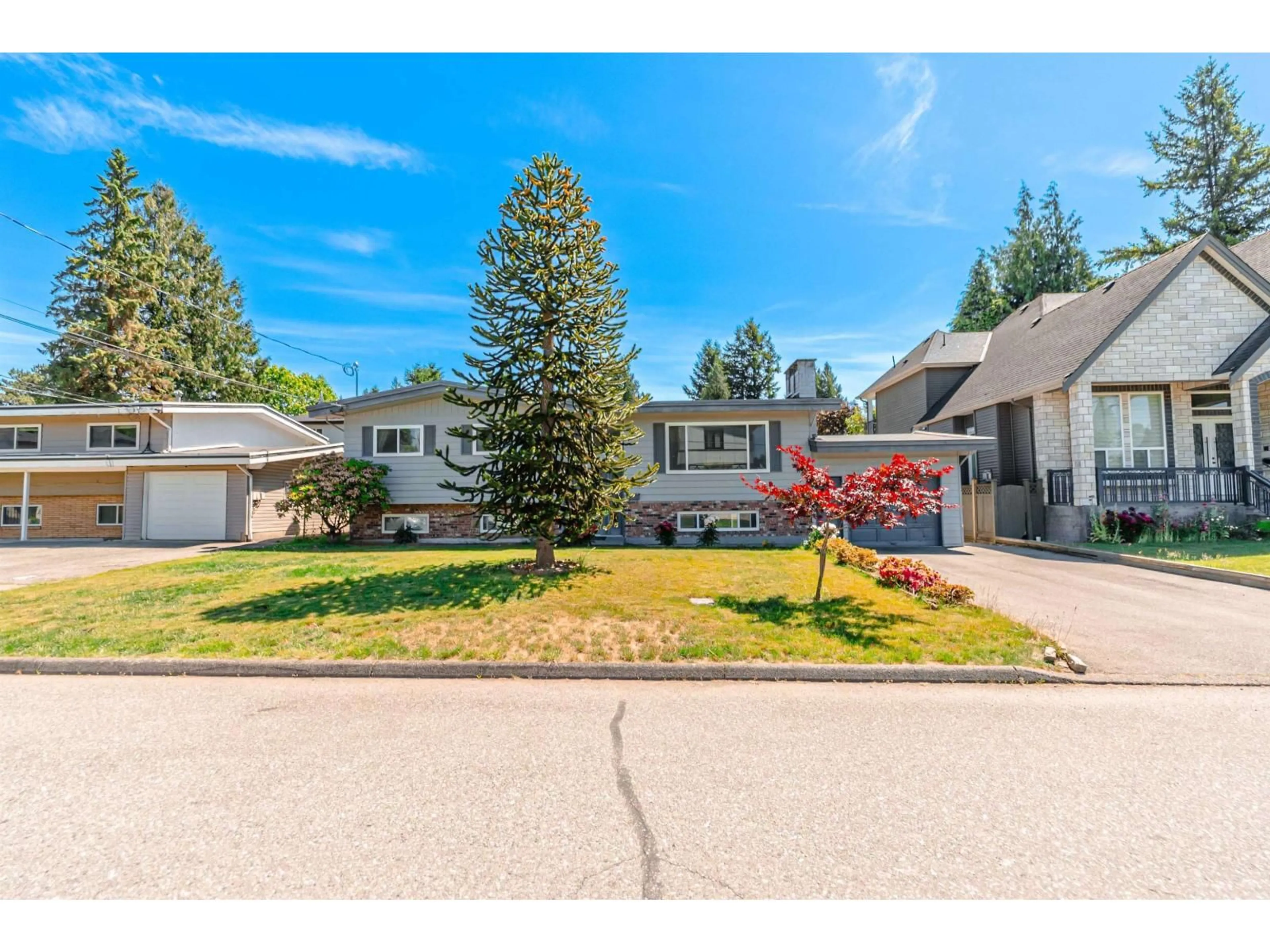 A pic from outside/outdoor area/front of a property/back of a property/a pic from drone, street for 2104 BAKERVIEW STREET, Abbotsford British Columbia V2T3B1