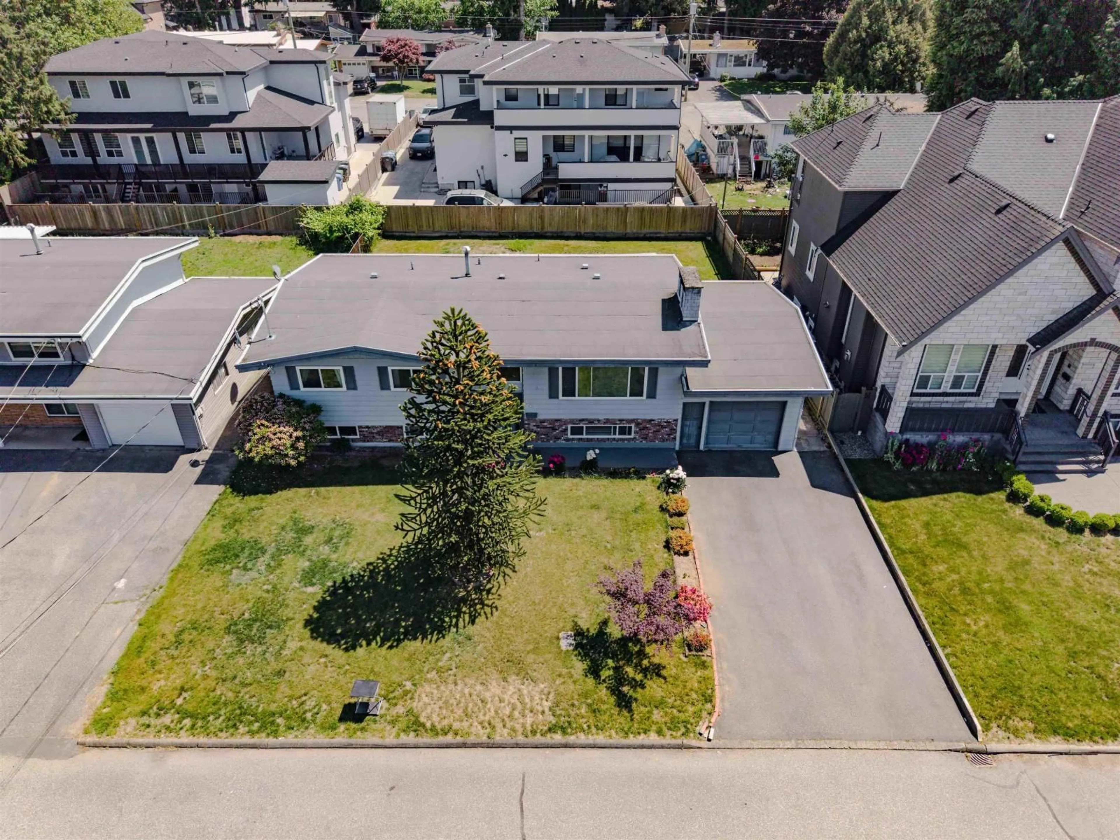 A pic from outside/outdoor area/front of a property/back of a property/a pic from drone, street for 2104 BAKERVIEW STREET, Abbotsford British Columbia V2T3B1