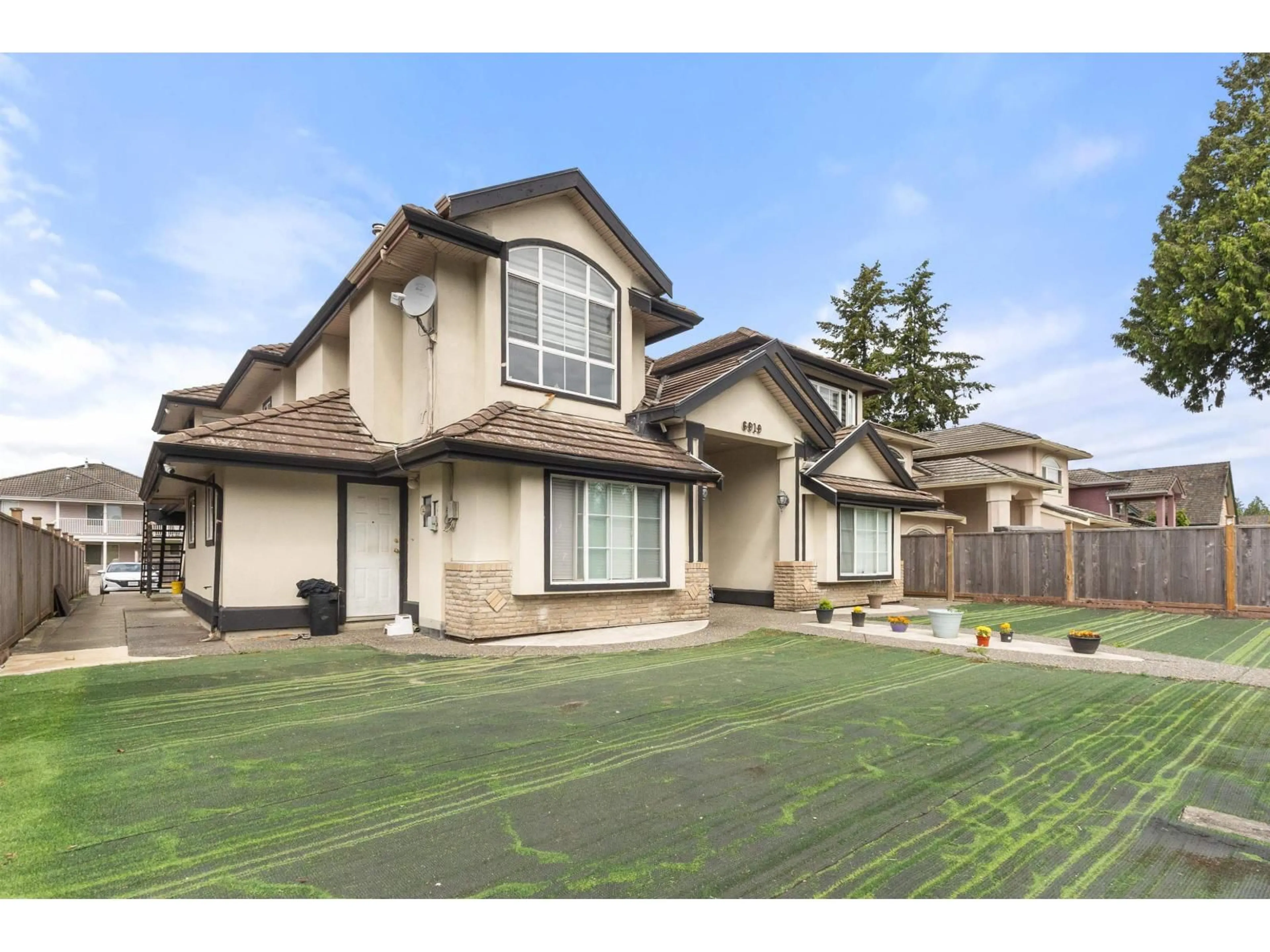 Home with vinyl exterior material, street for 6919 128 STREET, Surrey British Columbia V3W4E1