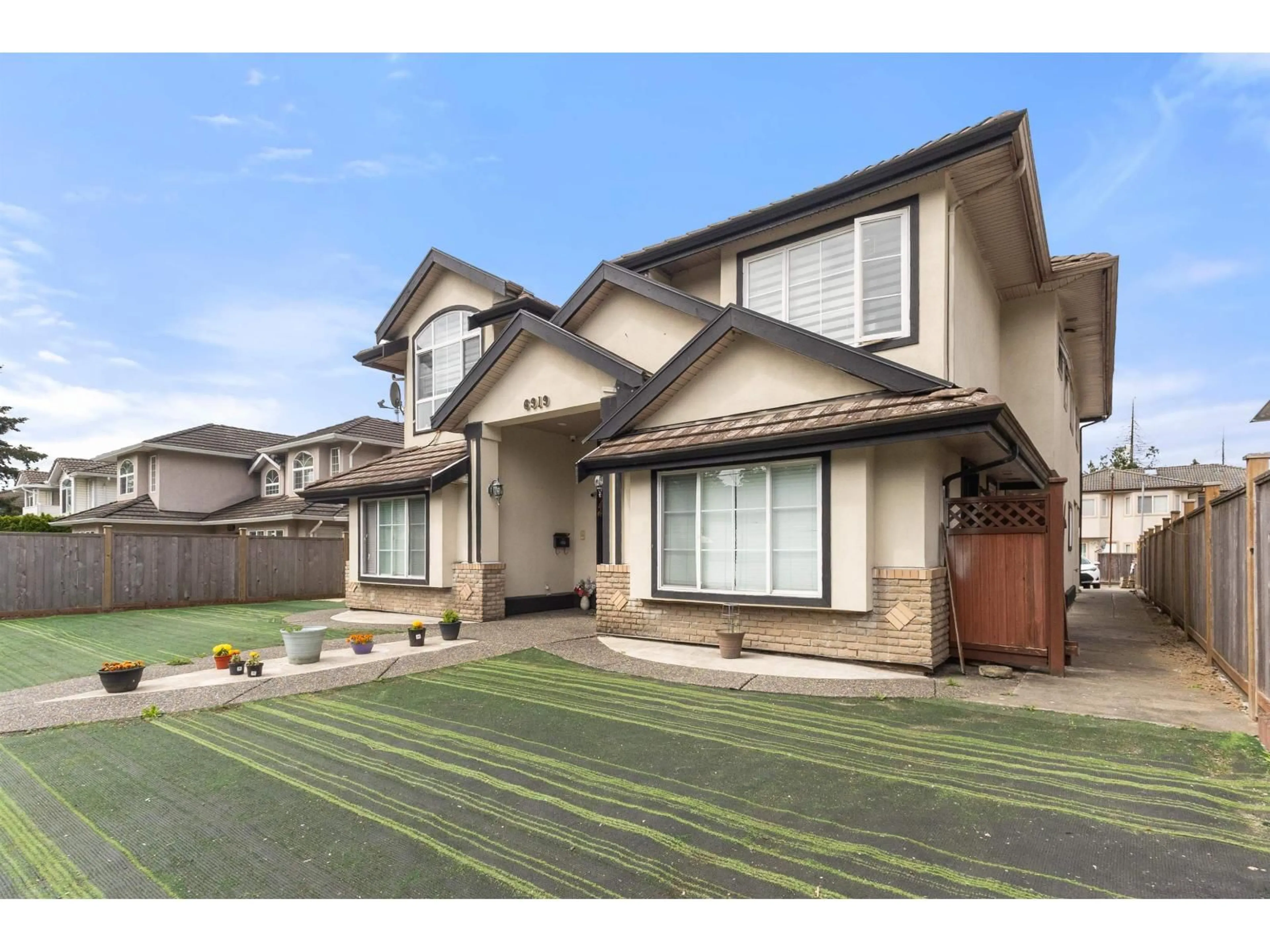 Home with vinyl exterior material, street for 6919 128 STREET, Surrey British Columbia V3W4E1
