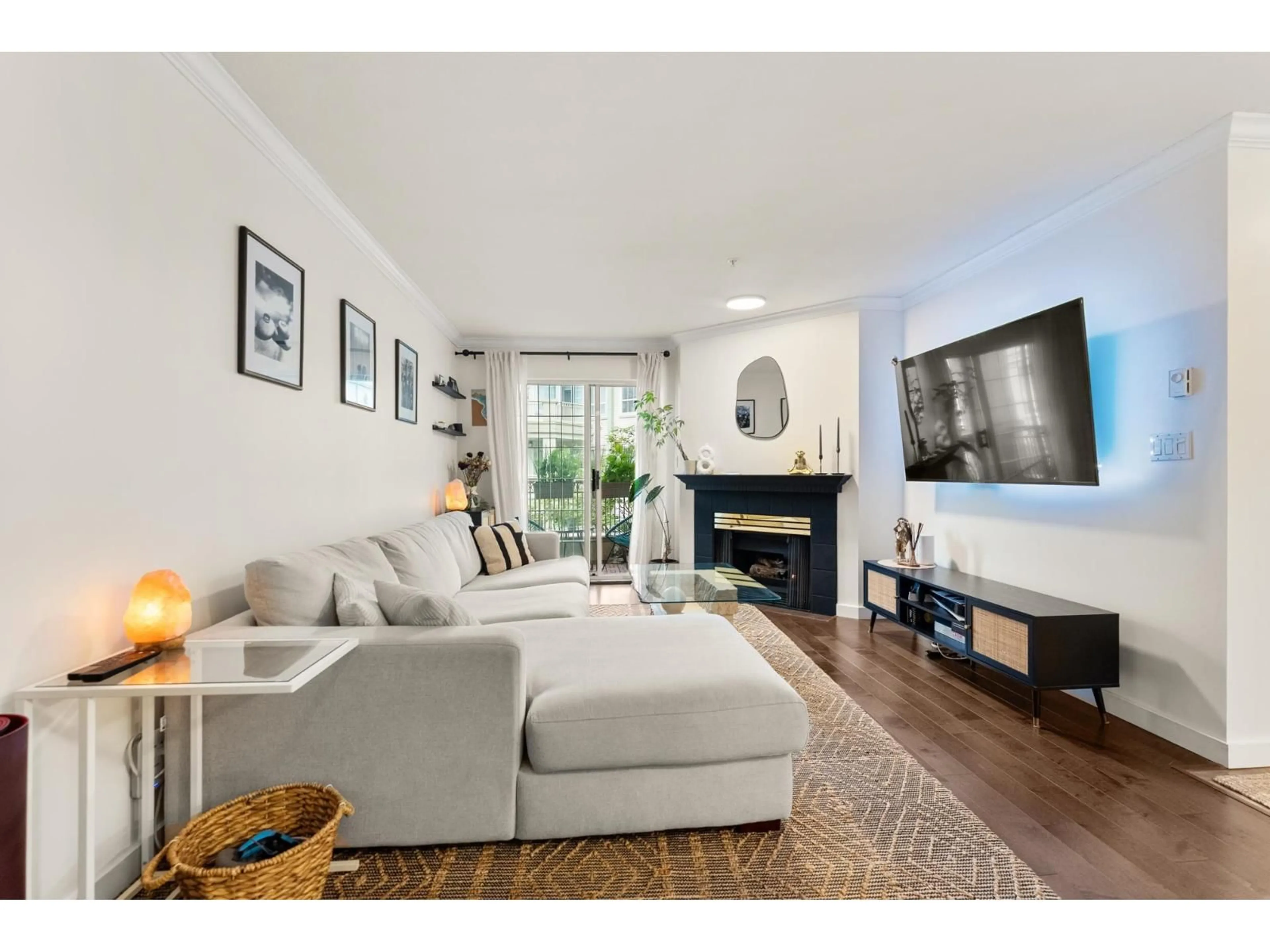 Living room with furniture, unknown for 323 - 15268 105 AVE AVENUE WEST, Surrey British Columbia V3R0W8