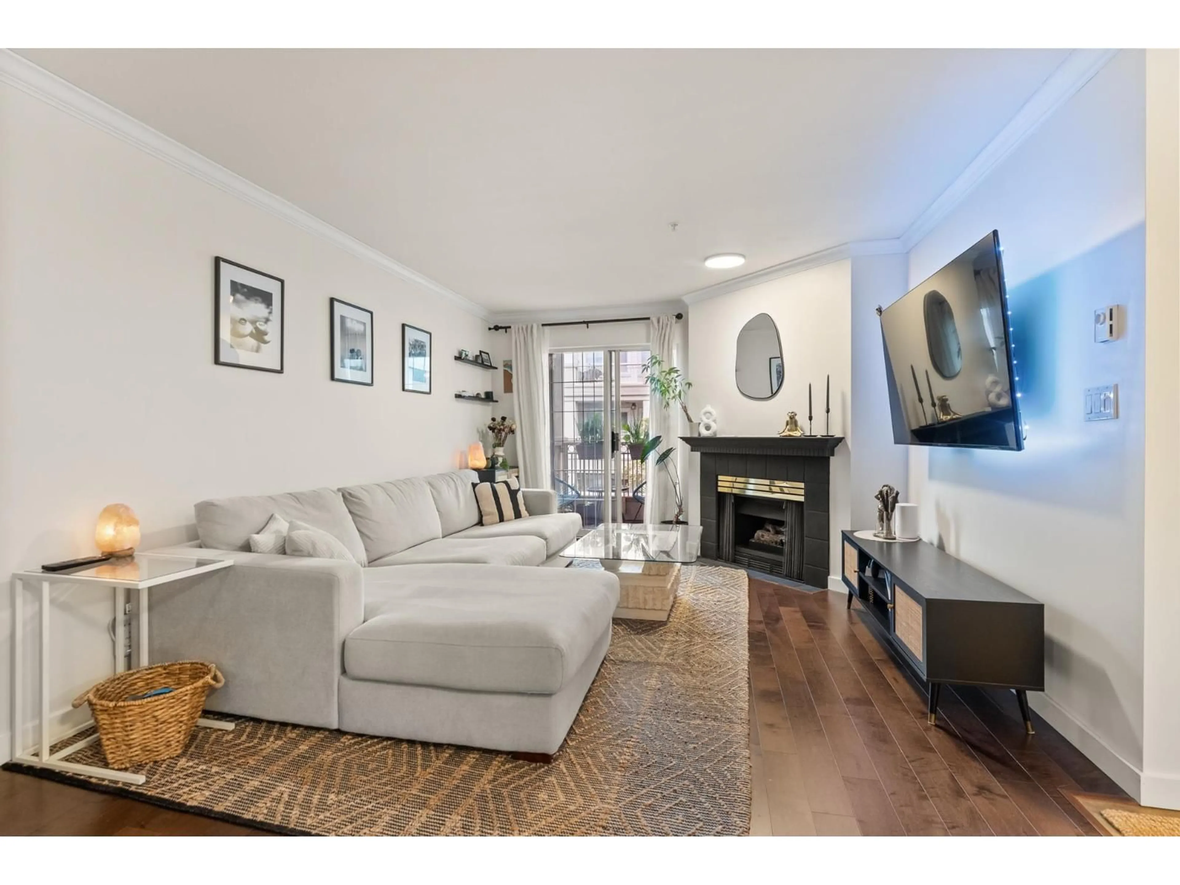 Living room with furniture, unknown for 323 - 15268 105 AVE AVENUE WEST, Surrey British Columbia V3R0W8