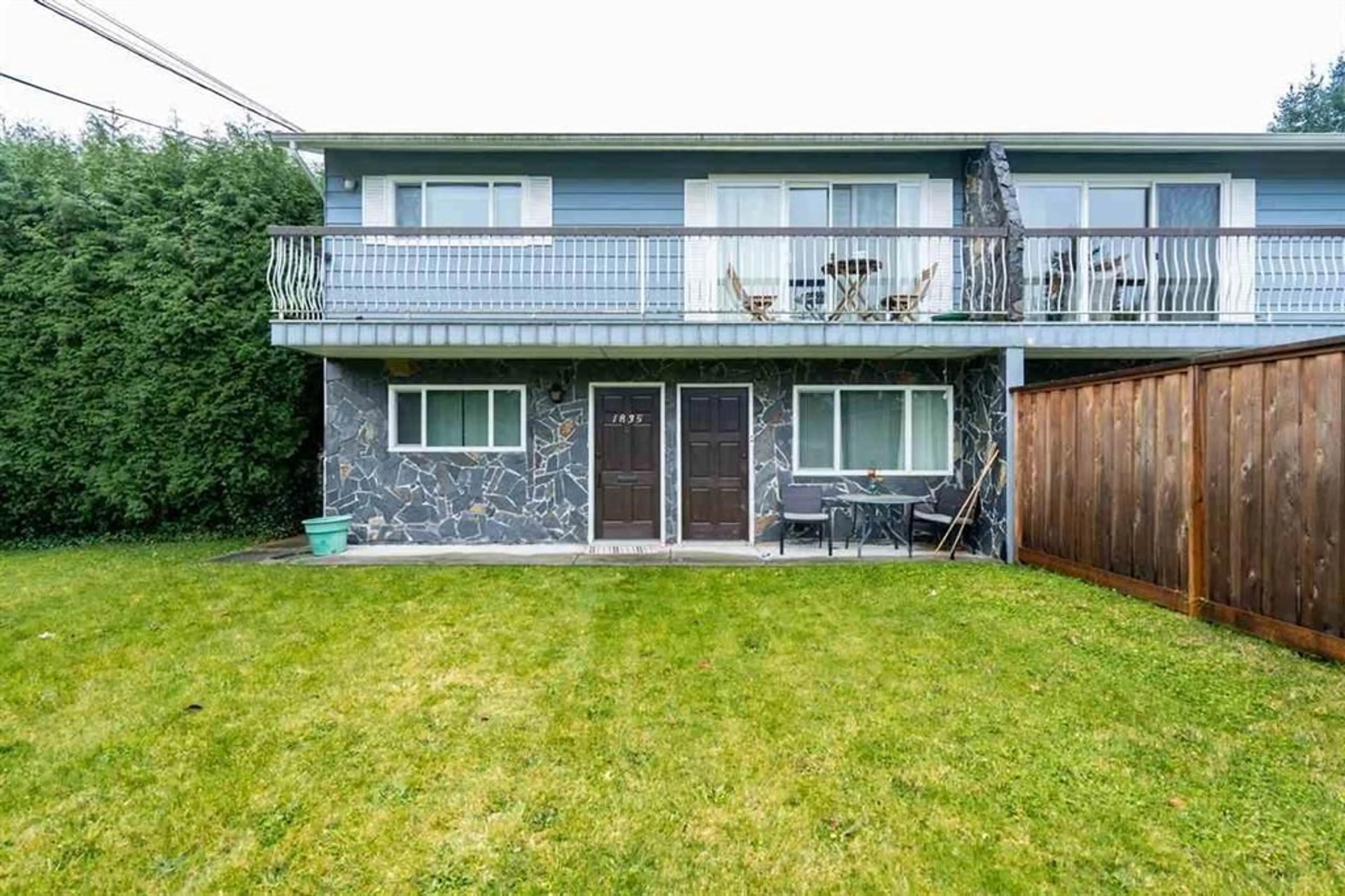 A pic from outside/outdoor area/front of a property/back of a property/a pic from drone, unknown for 1835 KING GEORGE BOULEVARD, Surrey British Columbia V4A4Z9