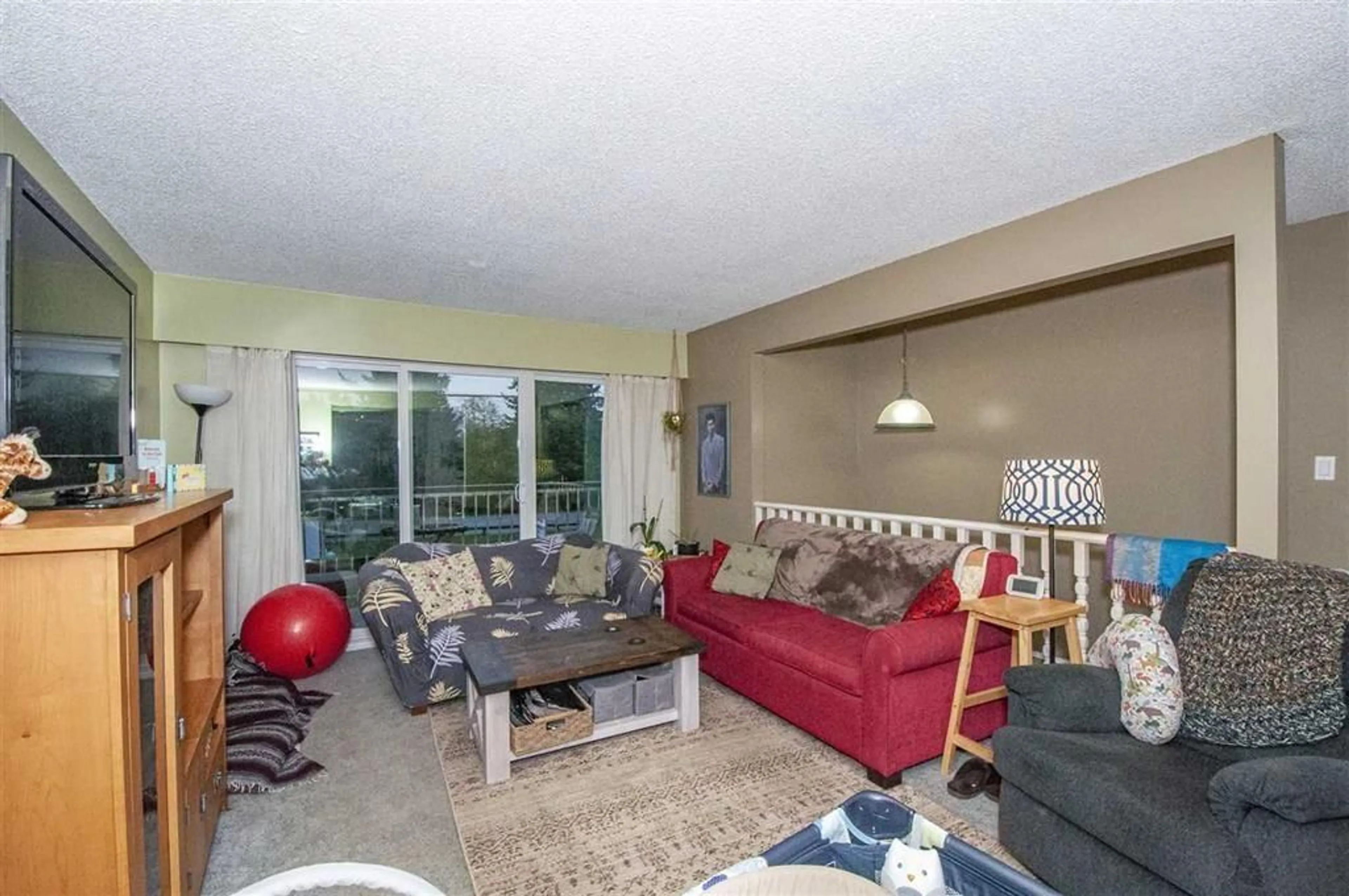 Living room with furniture, unknown for 1835 KING GEORGE BOULEVARD, Surrey British Columbia V4A4Z9