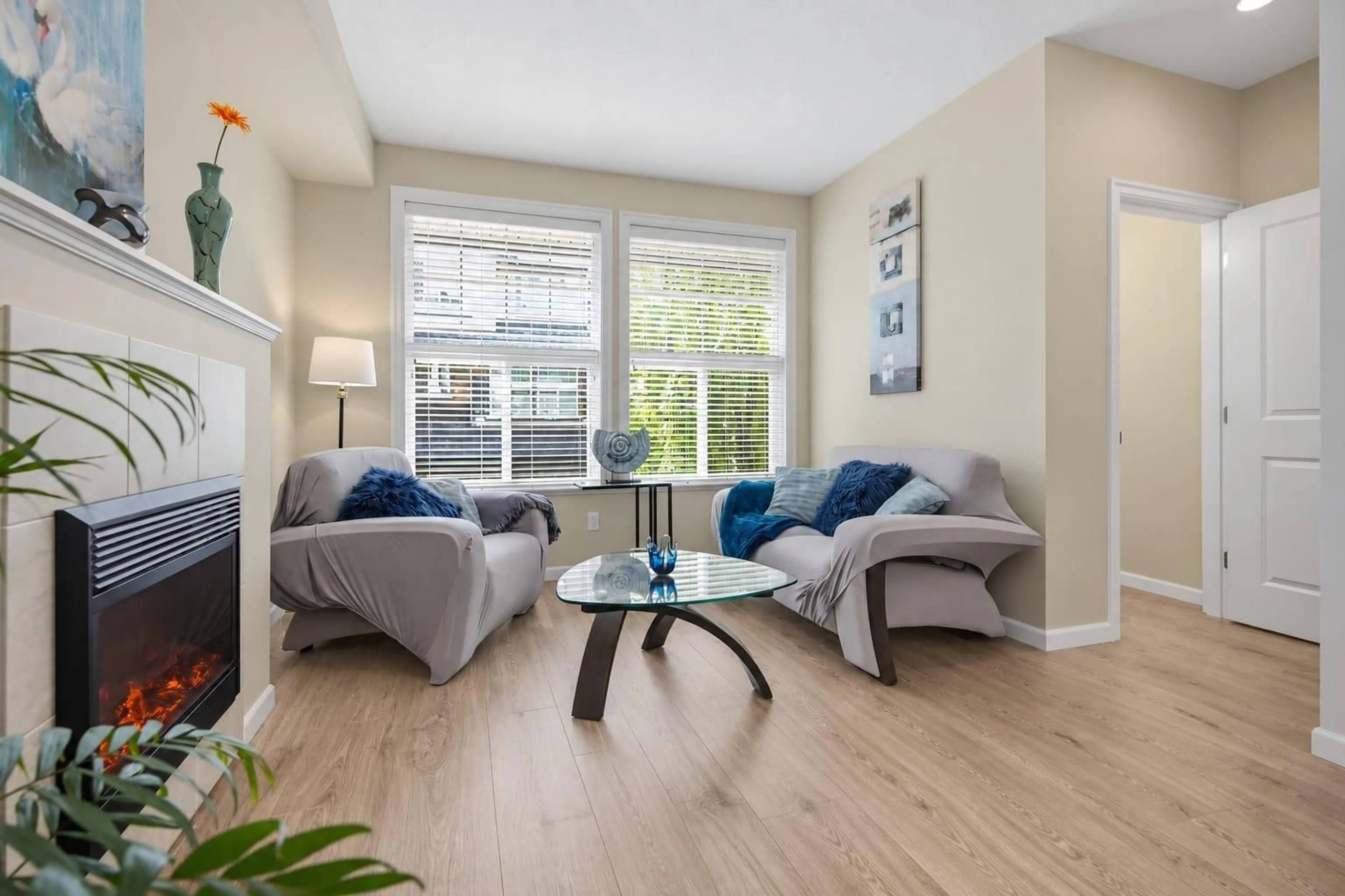 Living room with furniture, wood/laminate floor for 15 - 20831 70 AVENUE, Langley British Columbia V2Y0H1