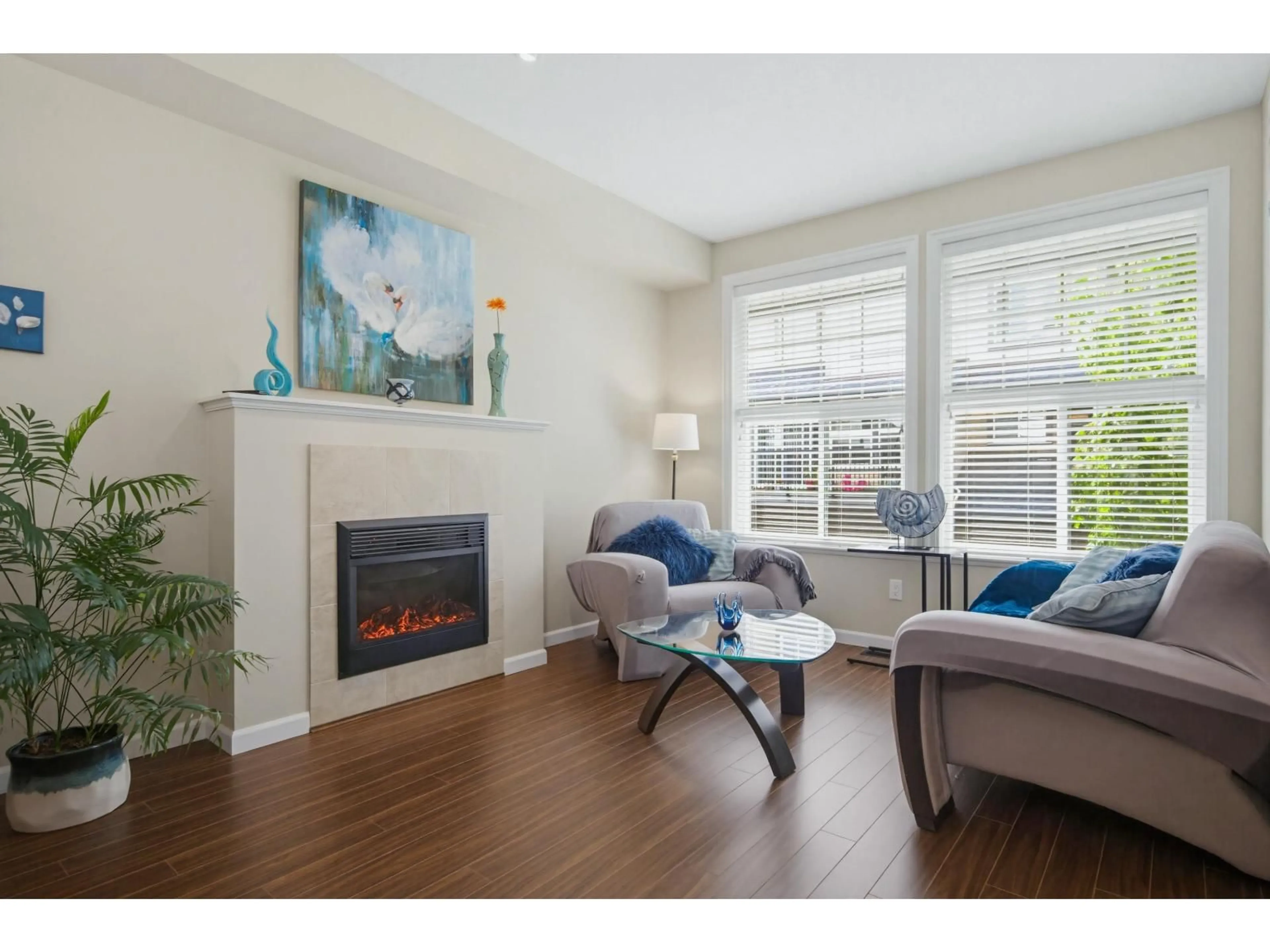 Living room with furniture, wood/laminate floor for 15 - 20831 70 AVENUE, Langley British Columbia V2Y0H1