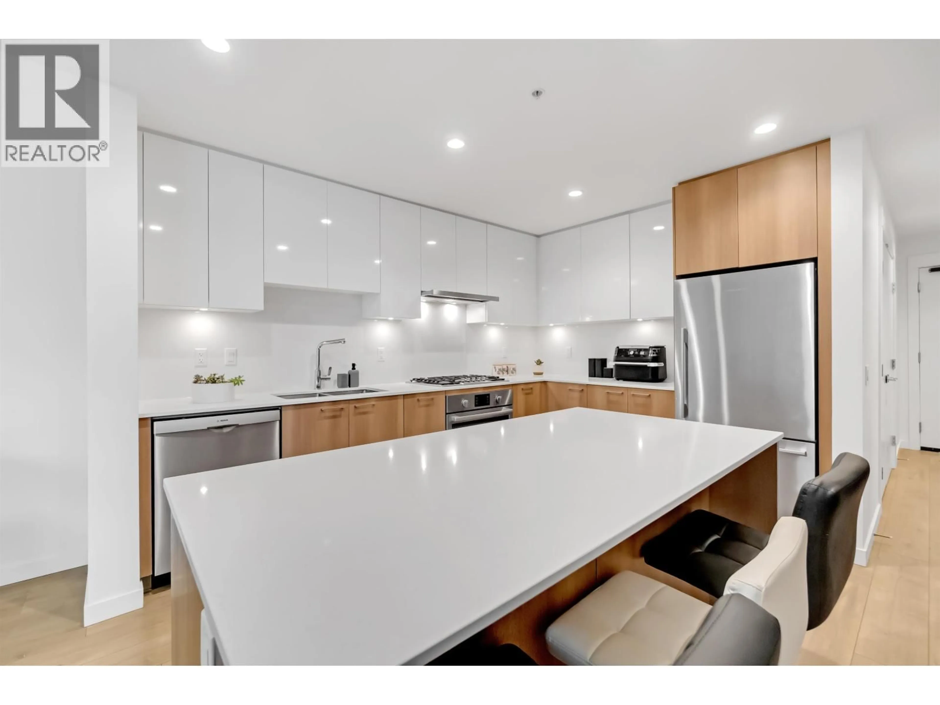Open concept kitchen, unknown for 303 - 715 15TH STREET, North Vancouver British Columbia V7M1T2