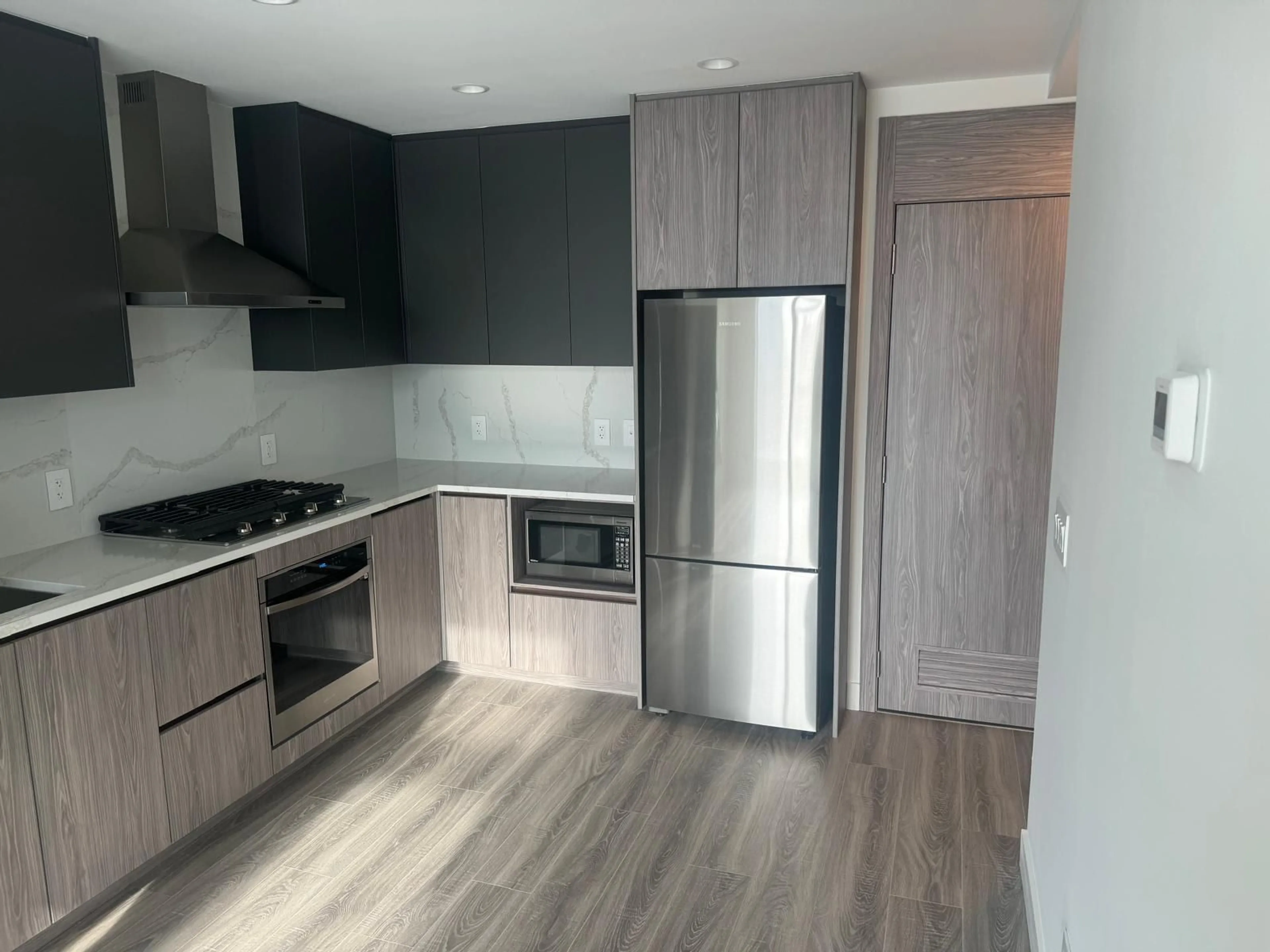 Standard kitchen, wood/laminate floor for 706 - 10750 135A STREET, Surrey British Columbia V3T0V4