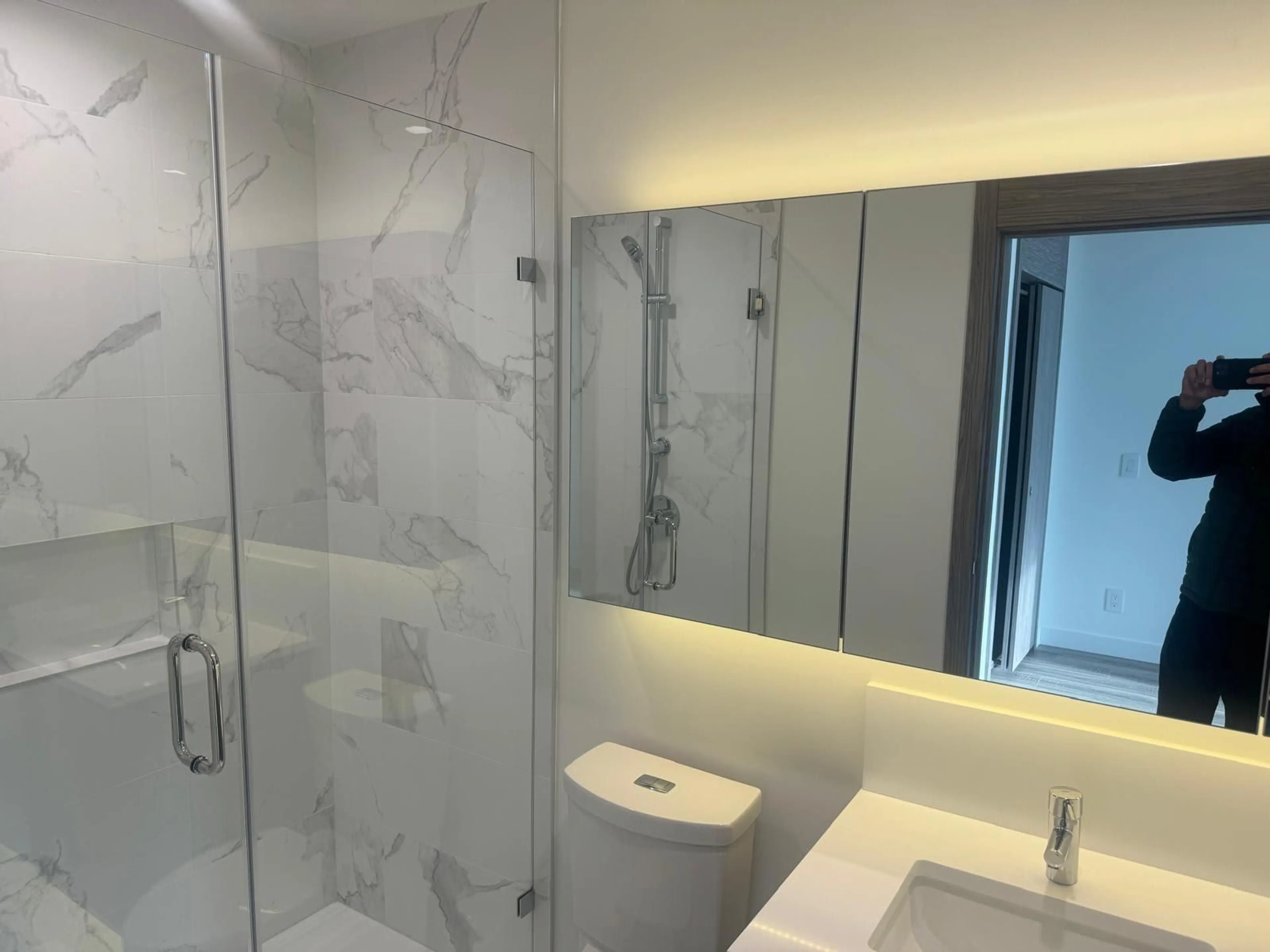 Contemporary bathroom, ceramic/tile floor for 706 - 10750 135A STREET, Surrey British Columbia V3T0V4