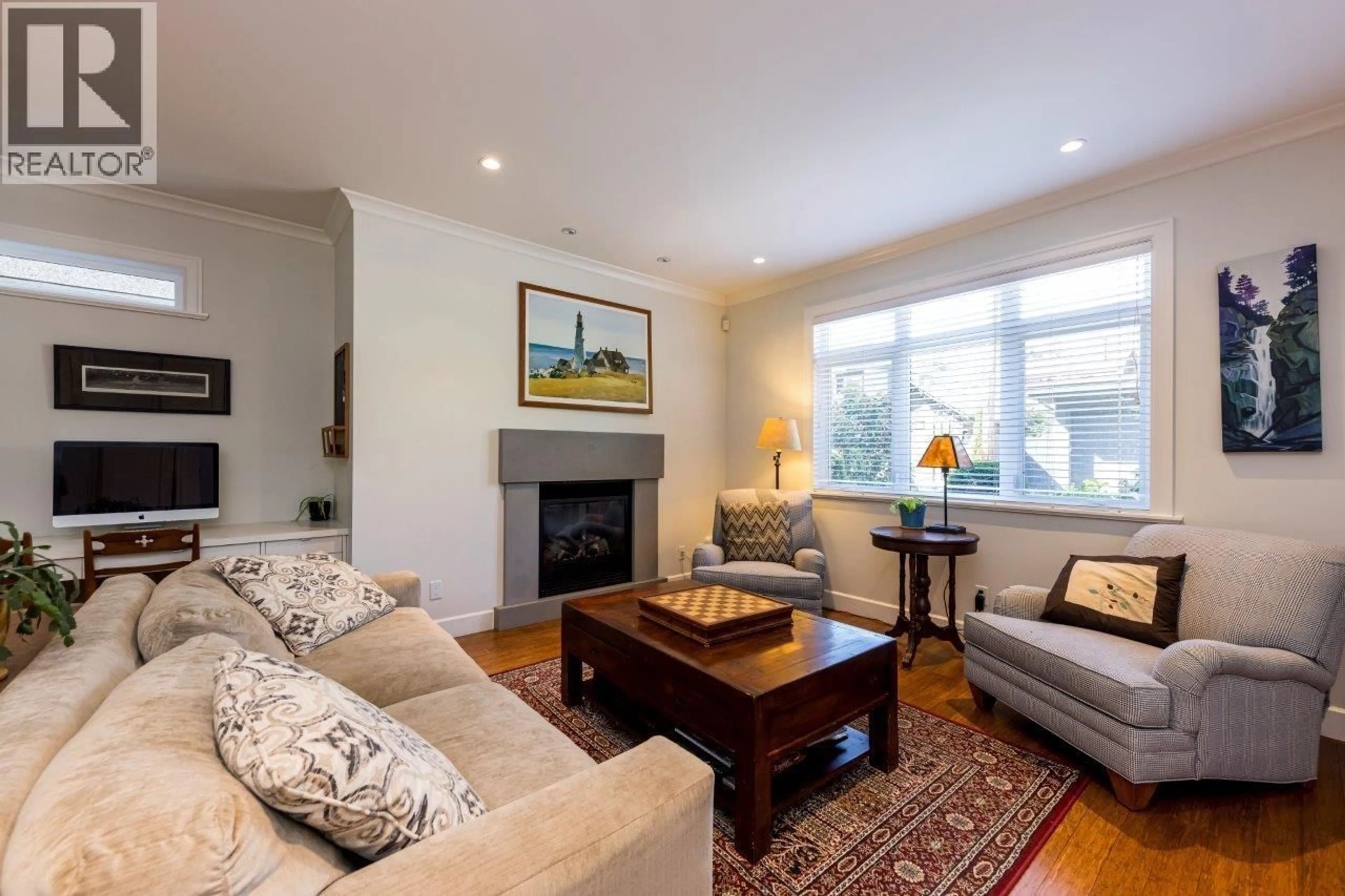 Living room with furniture, wood/laminate floor for 1426 DRAYCOTT ROAD, North Vancouver British Columbia V7J1W2