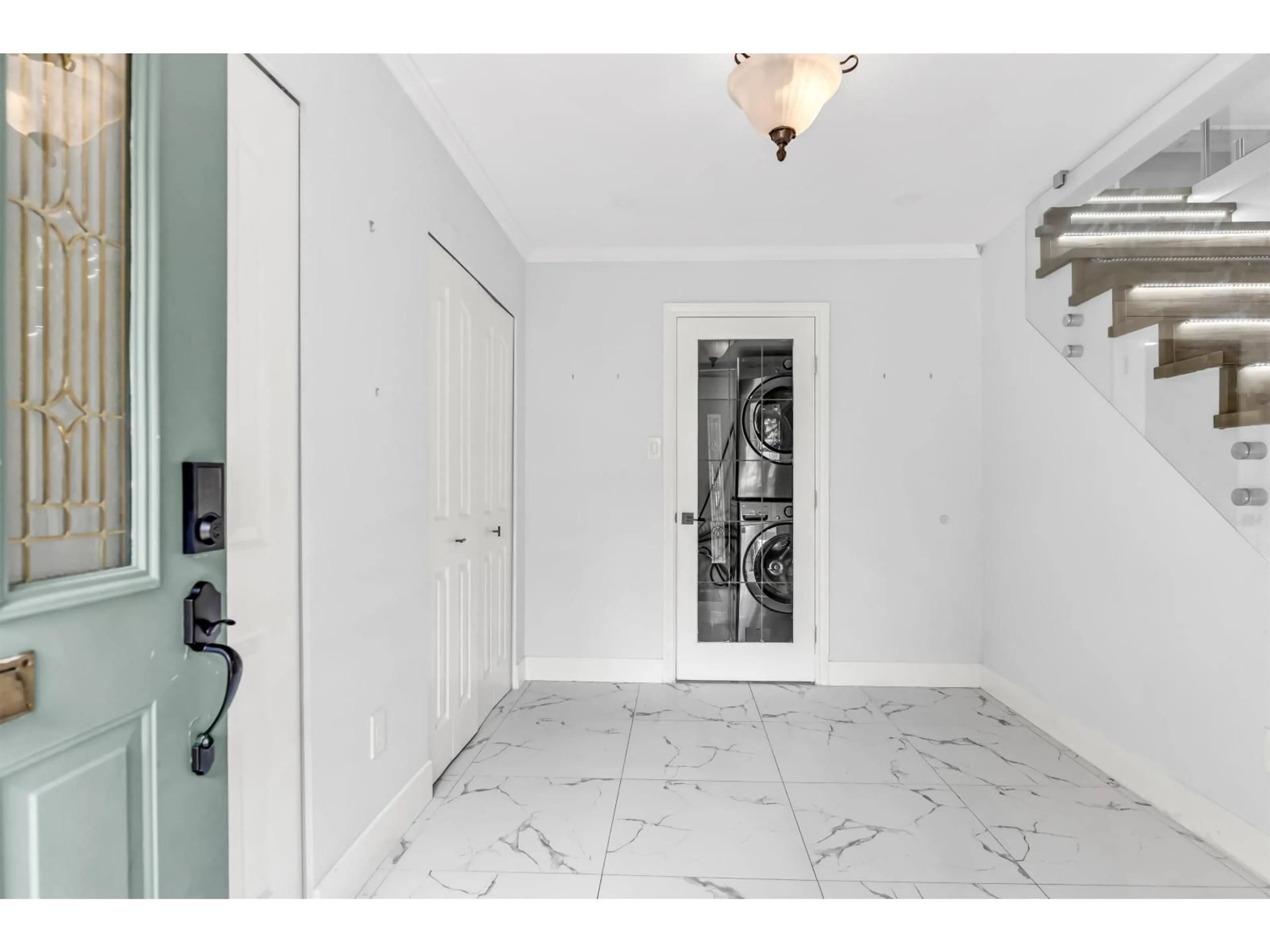 Indoor entryway for 20431 40B AVENUE, Langley British Columbia V3A5M4