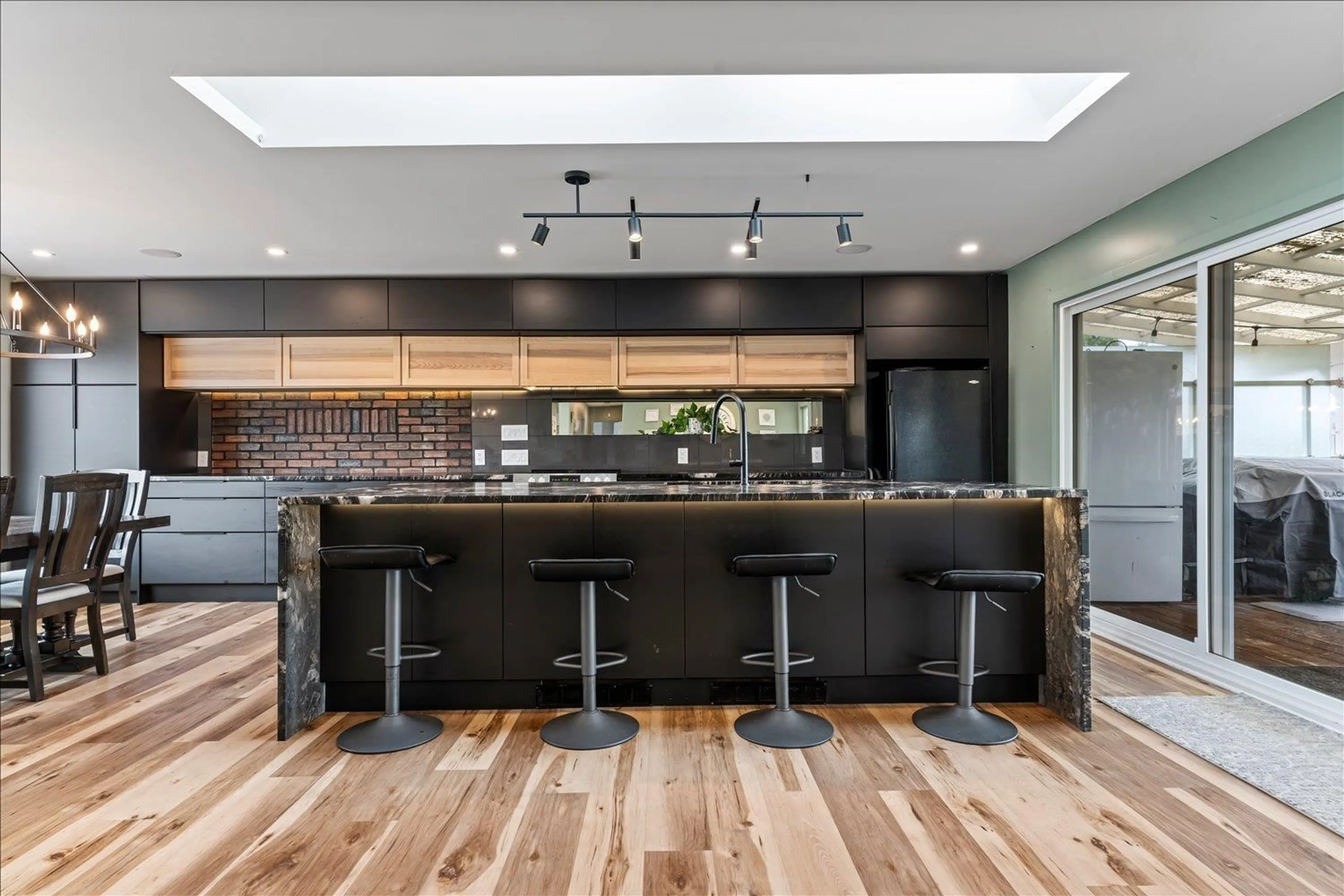 Contemporary kitchen, wood/laminate floor for 6531 WILTSHIRE STREET, Chilliwack British Columbia V2R1P8