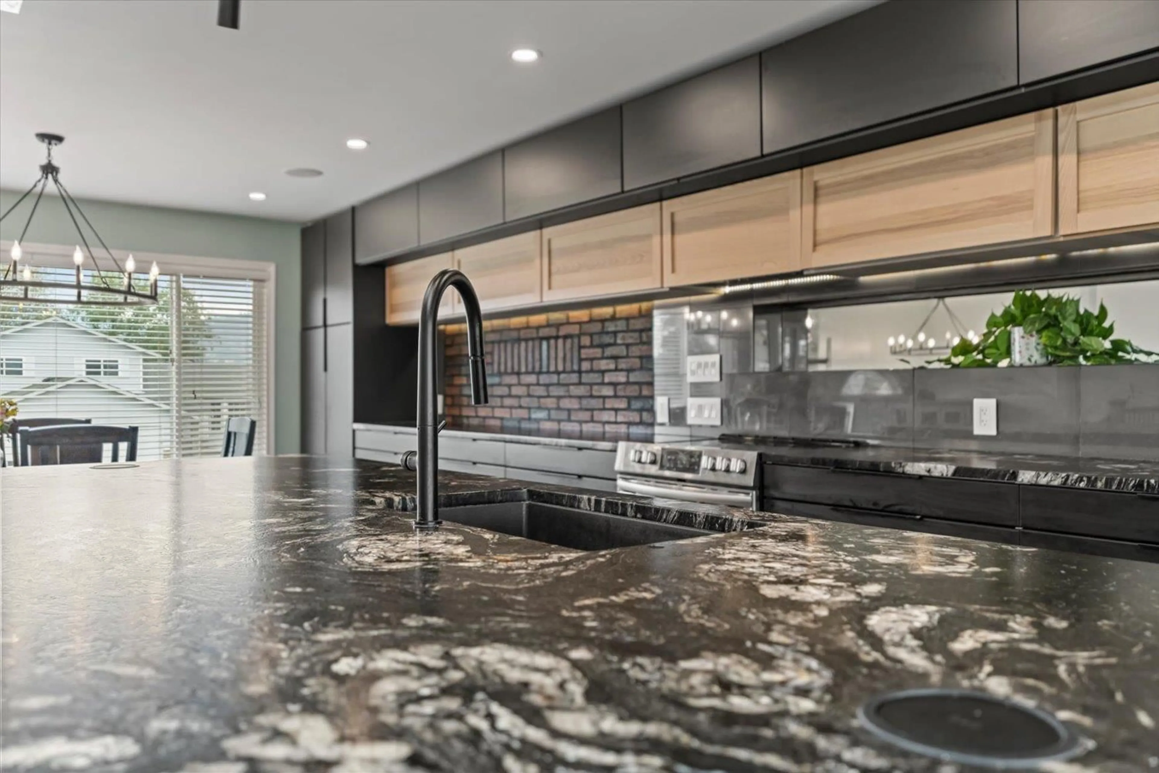 Contemporary kitchen, unknown for 6531 WILTSHIRE STREET, Chilliwack British Columbia V2R1P8