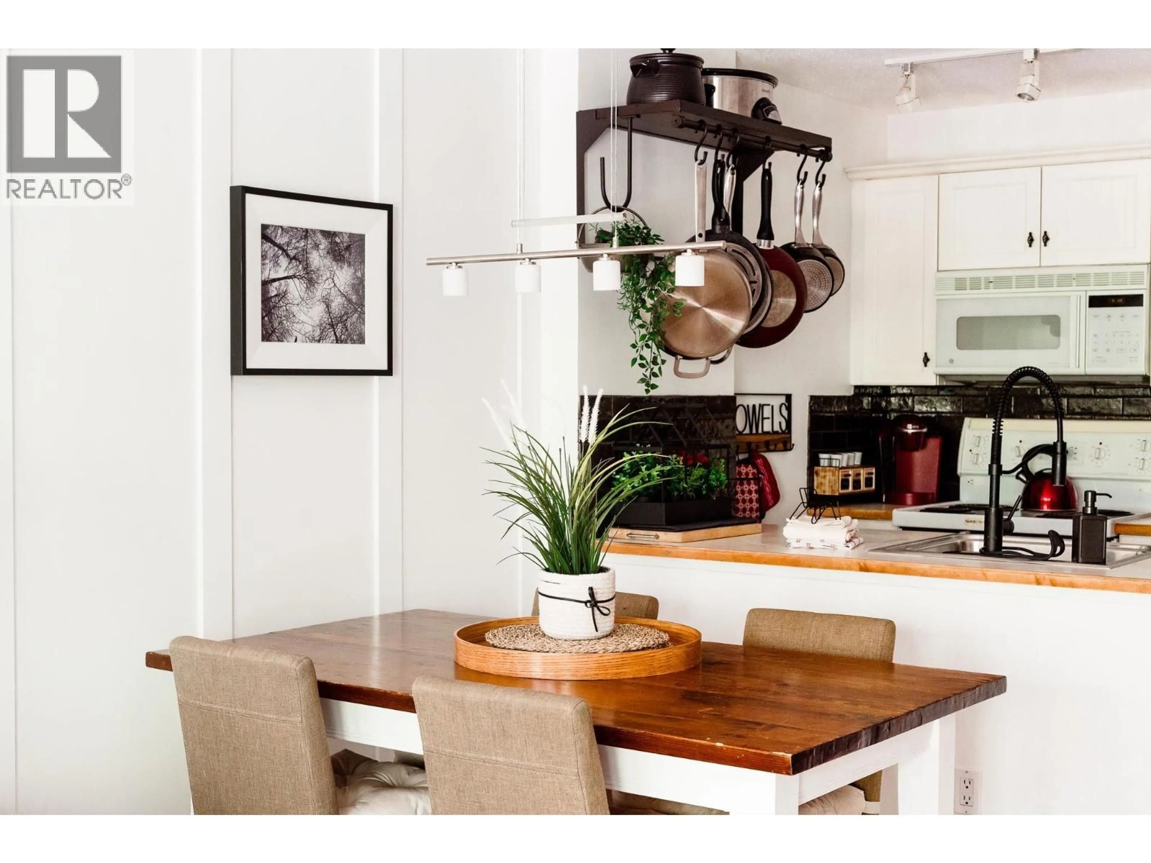 Open concept kitchen, unknown for 334 - 4800 SPEARHEAD DRIVE, Whistler British Columbia V8E1G1