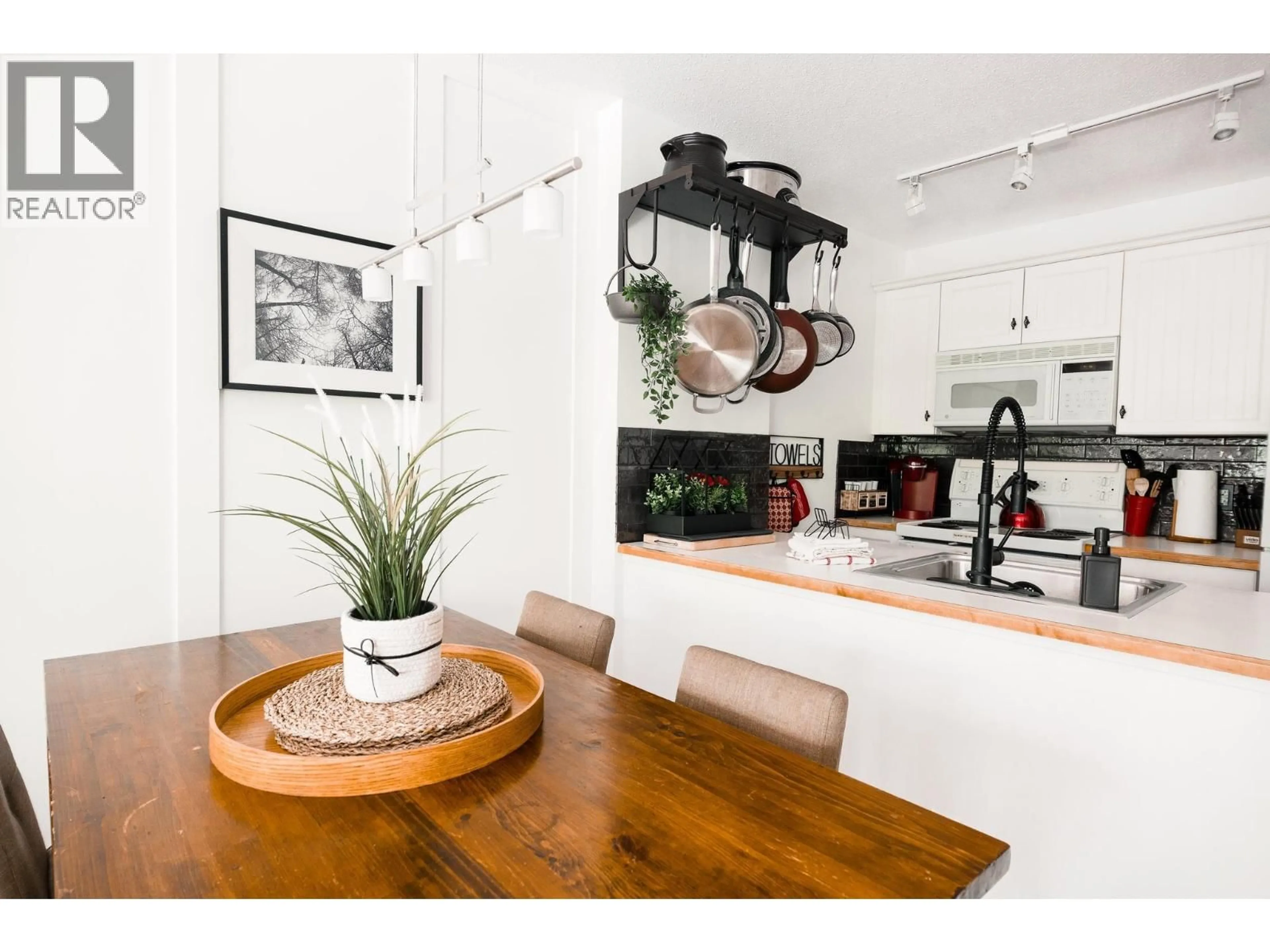 Open concept kitchen, unknown for 334 - 4800 SPEARHEAD DRIVE, Whistler British Columbia V8E1G1