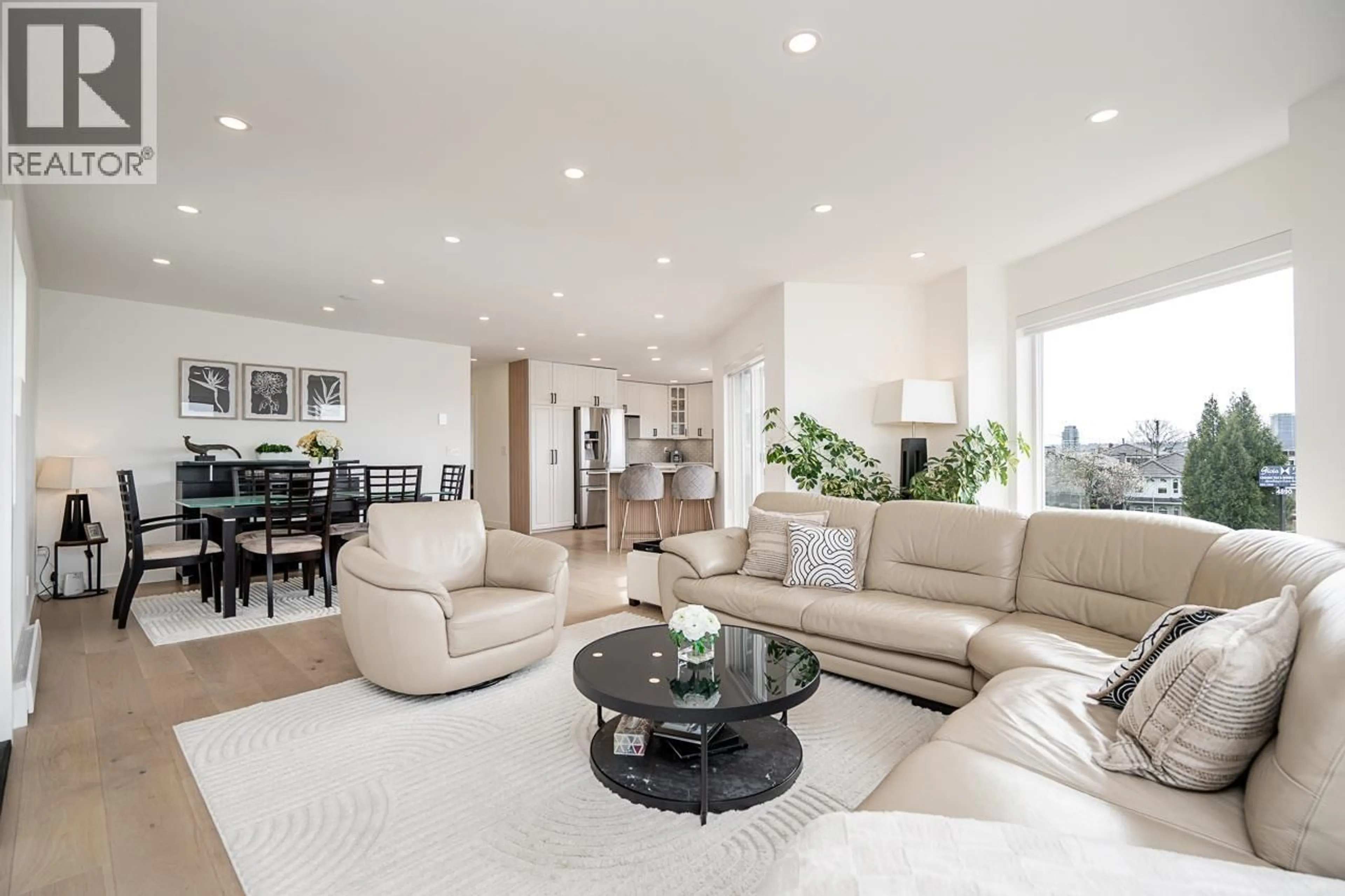Living room with furniture, unknown for 397 DELTA AVENUE, Burnaby British Columbia V5B3C7