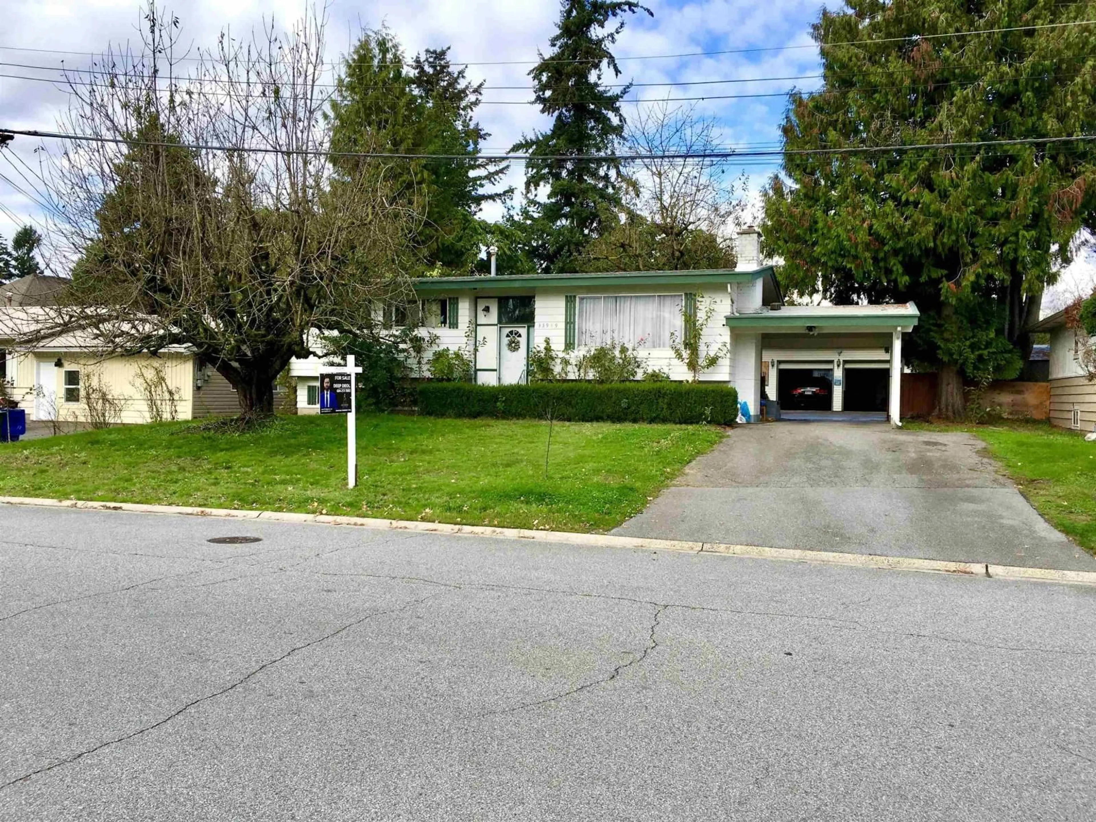 A pic from outside/outdoor area/front of a property/back of a property/a pic from drone, street for 33919 FERN STREET, Abbotsford British Columbia V2S1G4