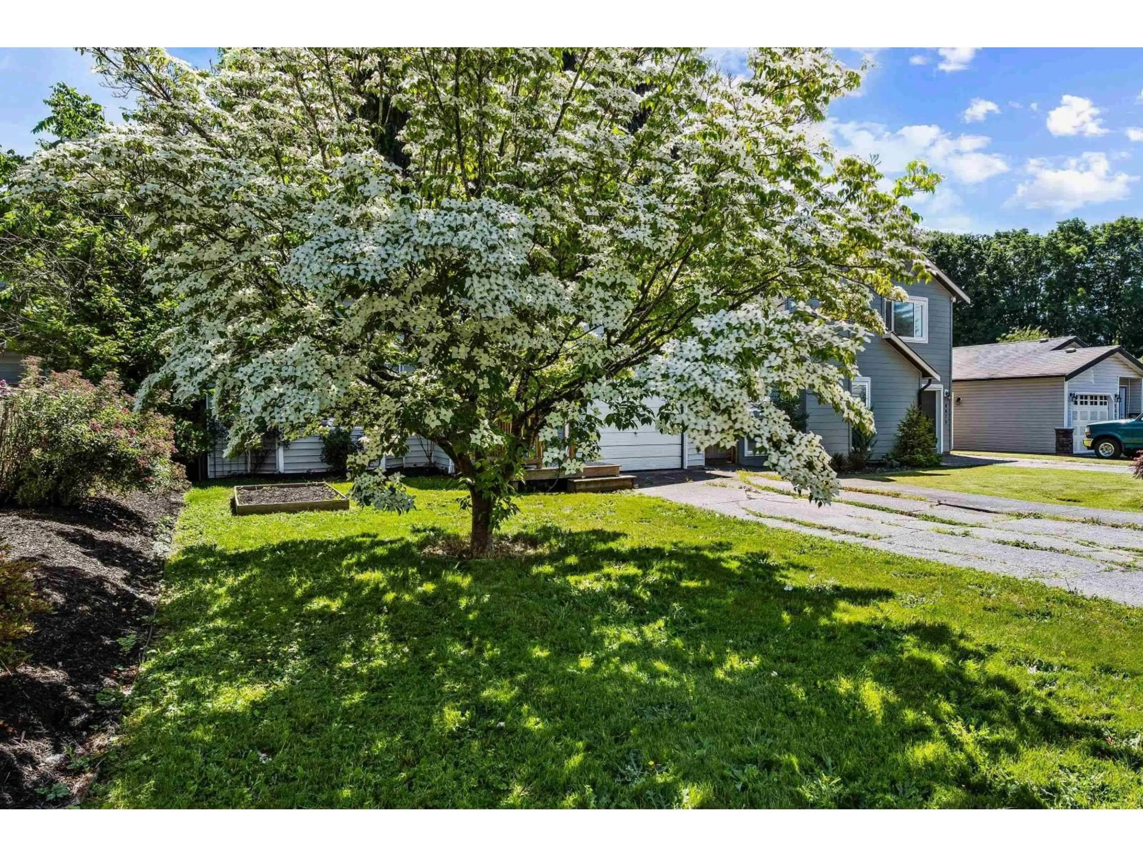 A pic from outside/outdoor area/front of a property/back of a property/a pic from drone, street for 8880 ALLARD STREET, Chilliwack British Columbia V2P7L4