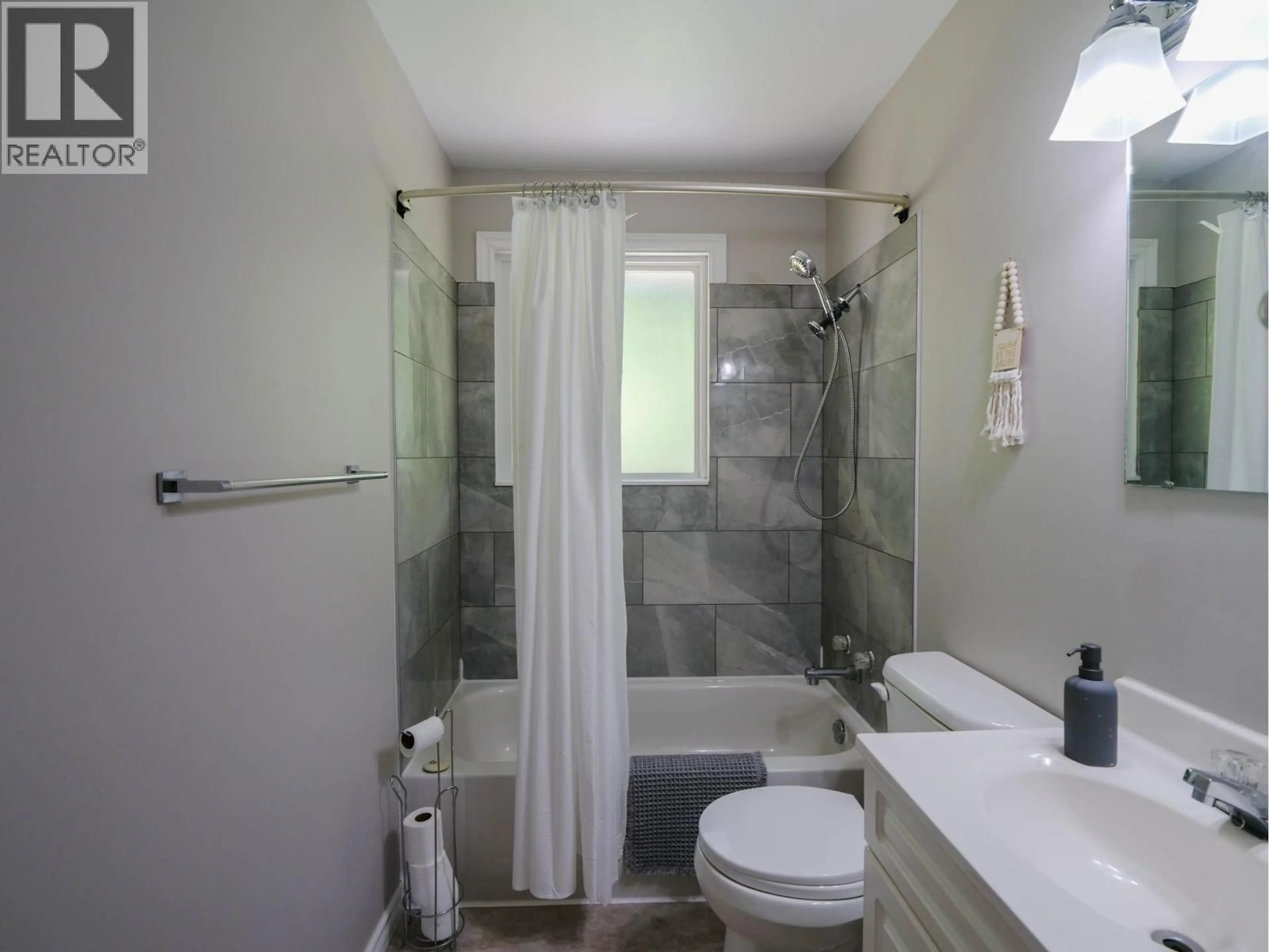 Standard bathroom, ceramic/tile floor for 540 NASON STREET, Quesnel British Columbia V2J3A1