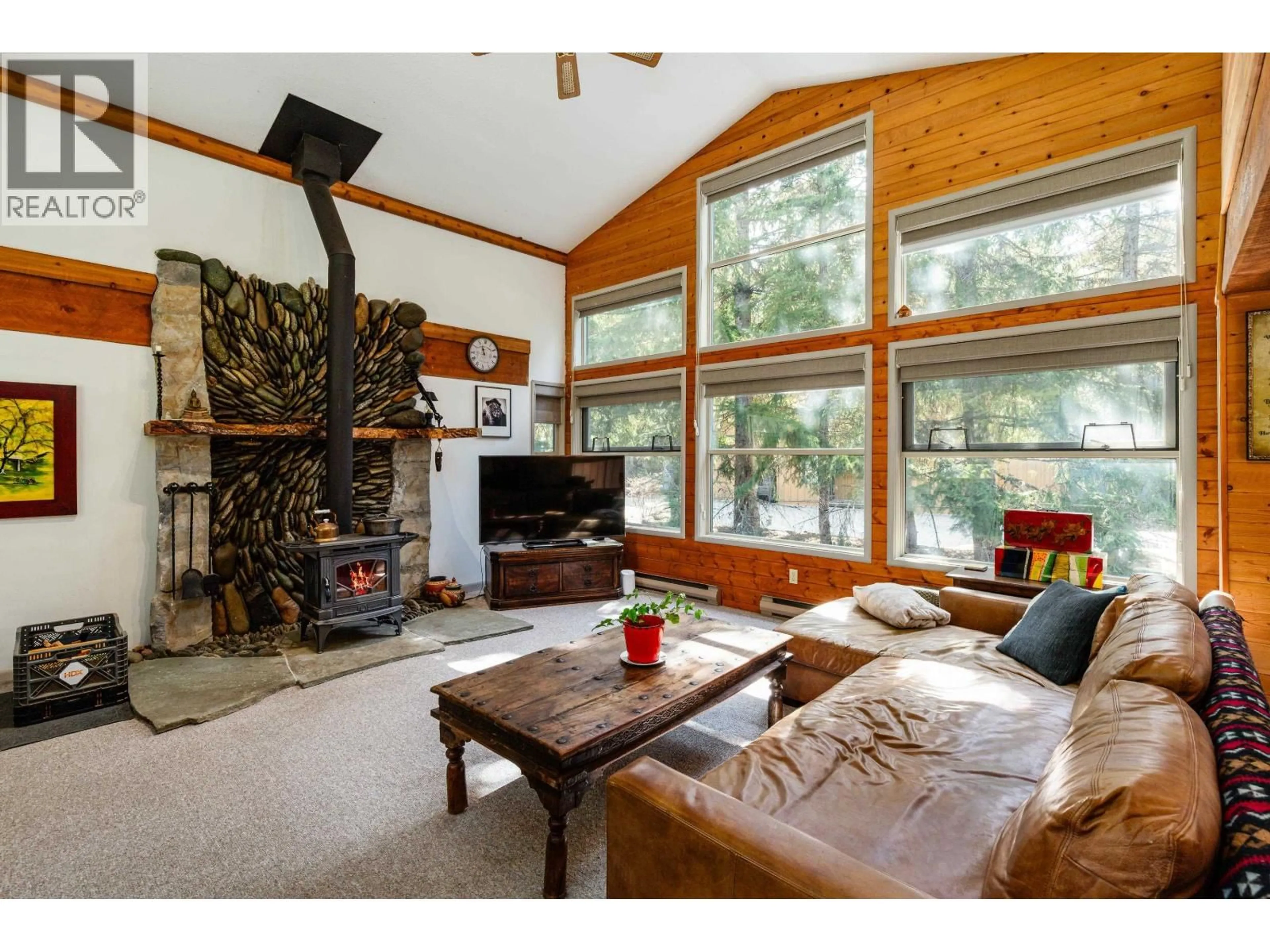 Living room with furniture, wood/laminate floor for 6250 EAGLE DRIVE, Whistler British Columbia V8E0C7