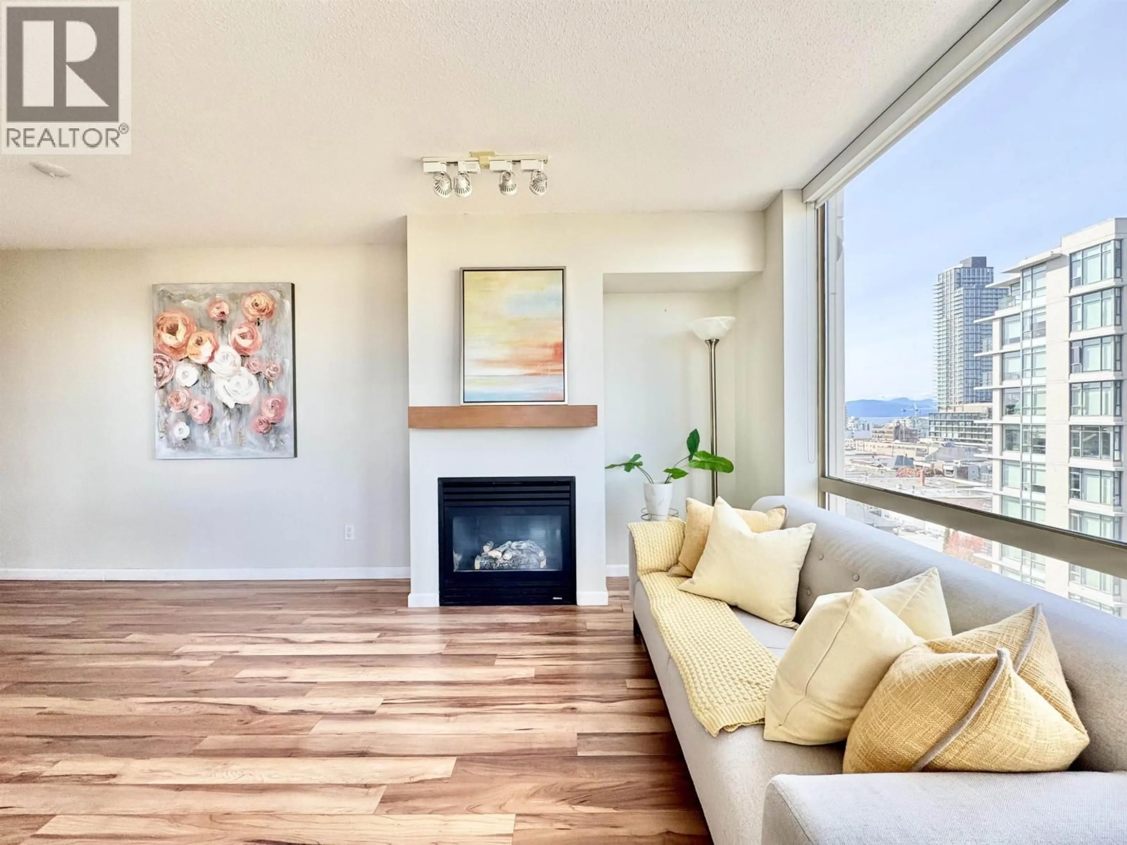 Living room with furniture, wood/laminate floor for 905 - 1316 11TH AVENUE, Vancouver British Columbia V6H4G8