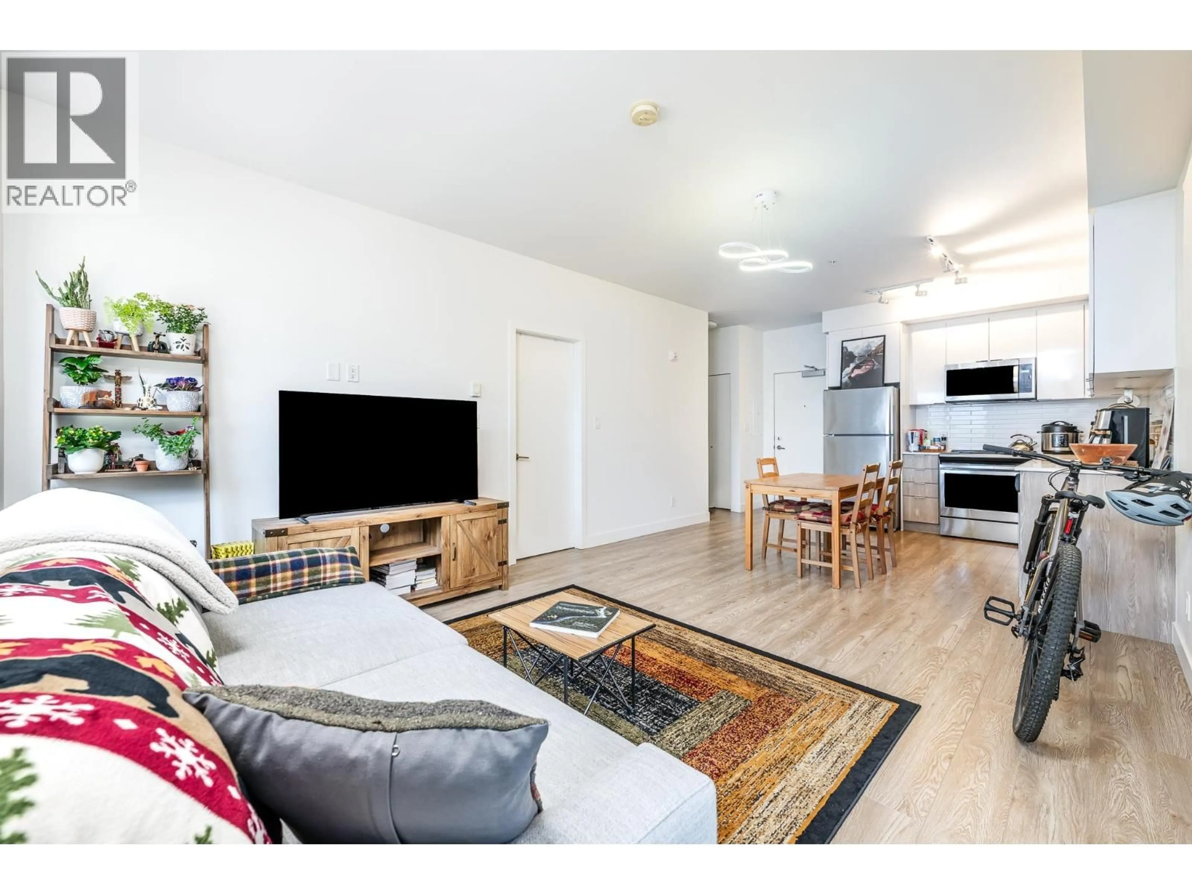 Living room with furniture, wood/laminate floor for 602 - 37881 CLEVELAND AVENUE, Squamish British Columbia V8B0Z7