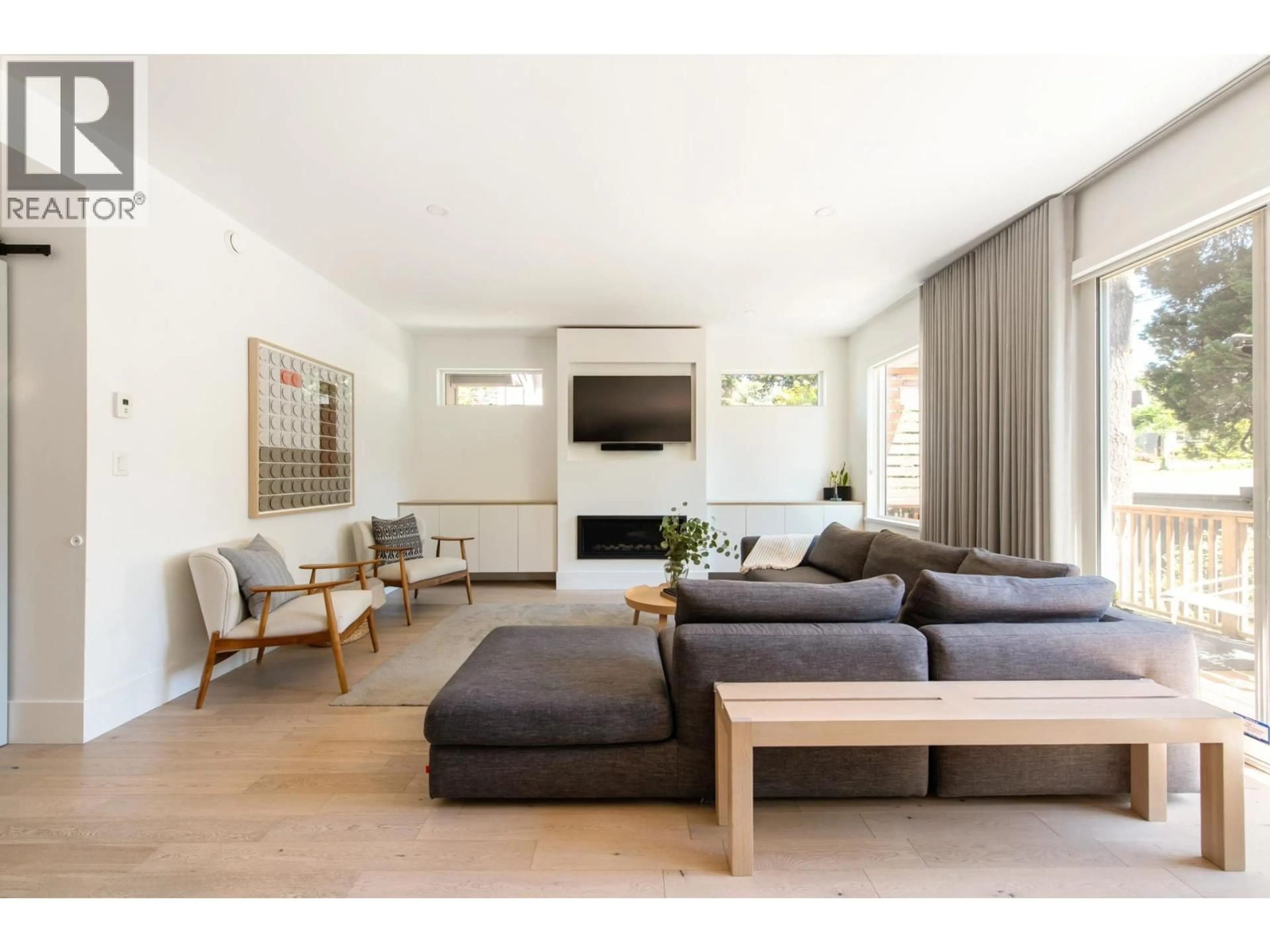 Living room with furniture, wood/laminate floor for 1956 WESTVIEW DRIVE, North Vancouver British Columbia V7M3A9