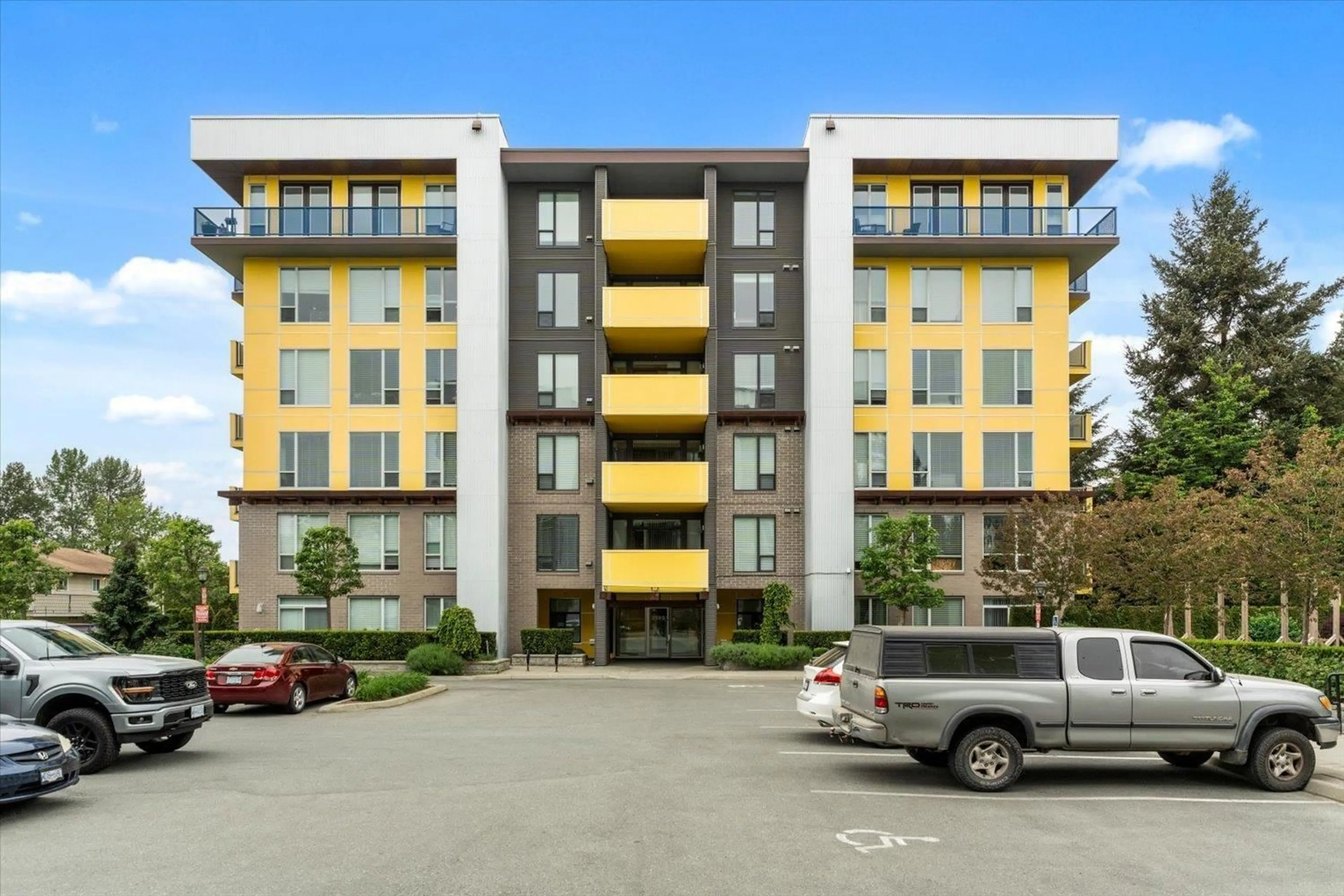 Patio, building for 301 - 2555 WARE STREET, Abbotsford British Columbia V2S0J4