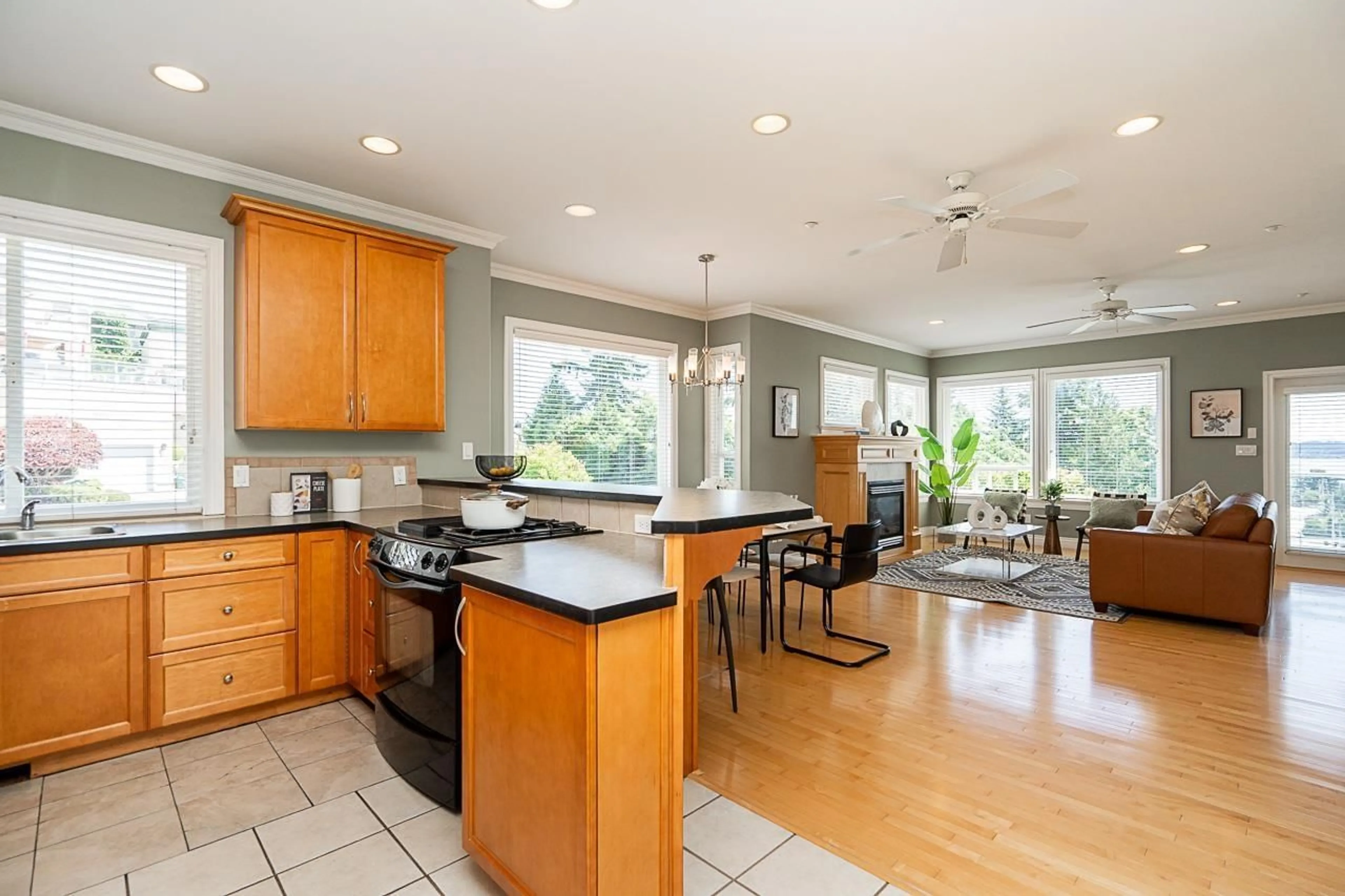 Open concept kitchen, unknown for 15645 PACIFIC AVENUE, White Rock British Columbia V4B1S1