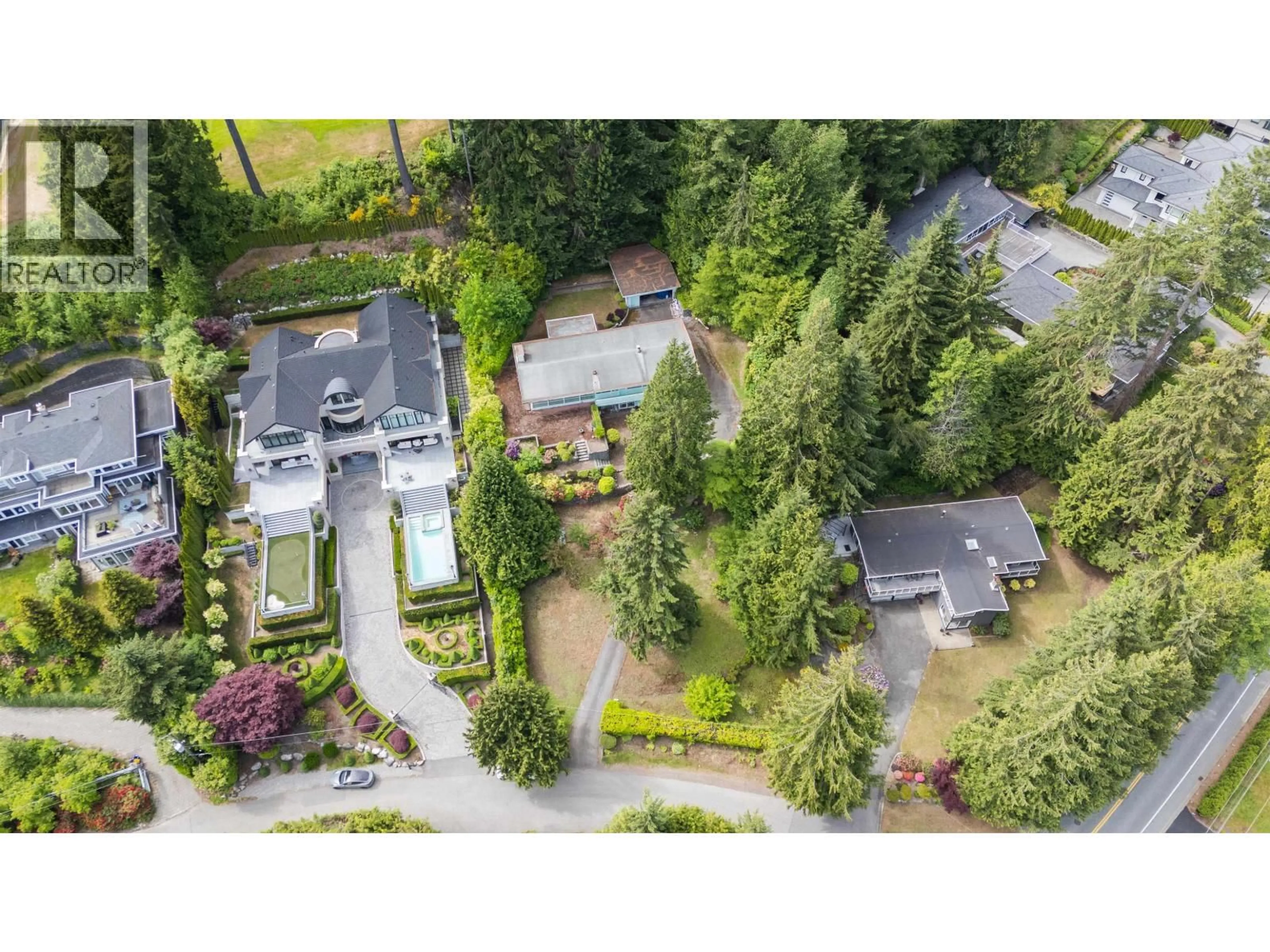 A pic from outside/outdoor area/front of a property/back of a property/a pic from drone, street for 195 NORMANBY CRESCENT, West Vancouver British Columbia V7S1K6