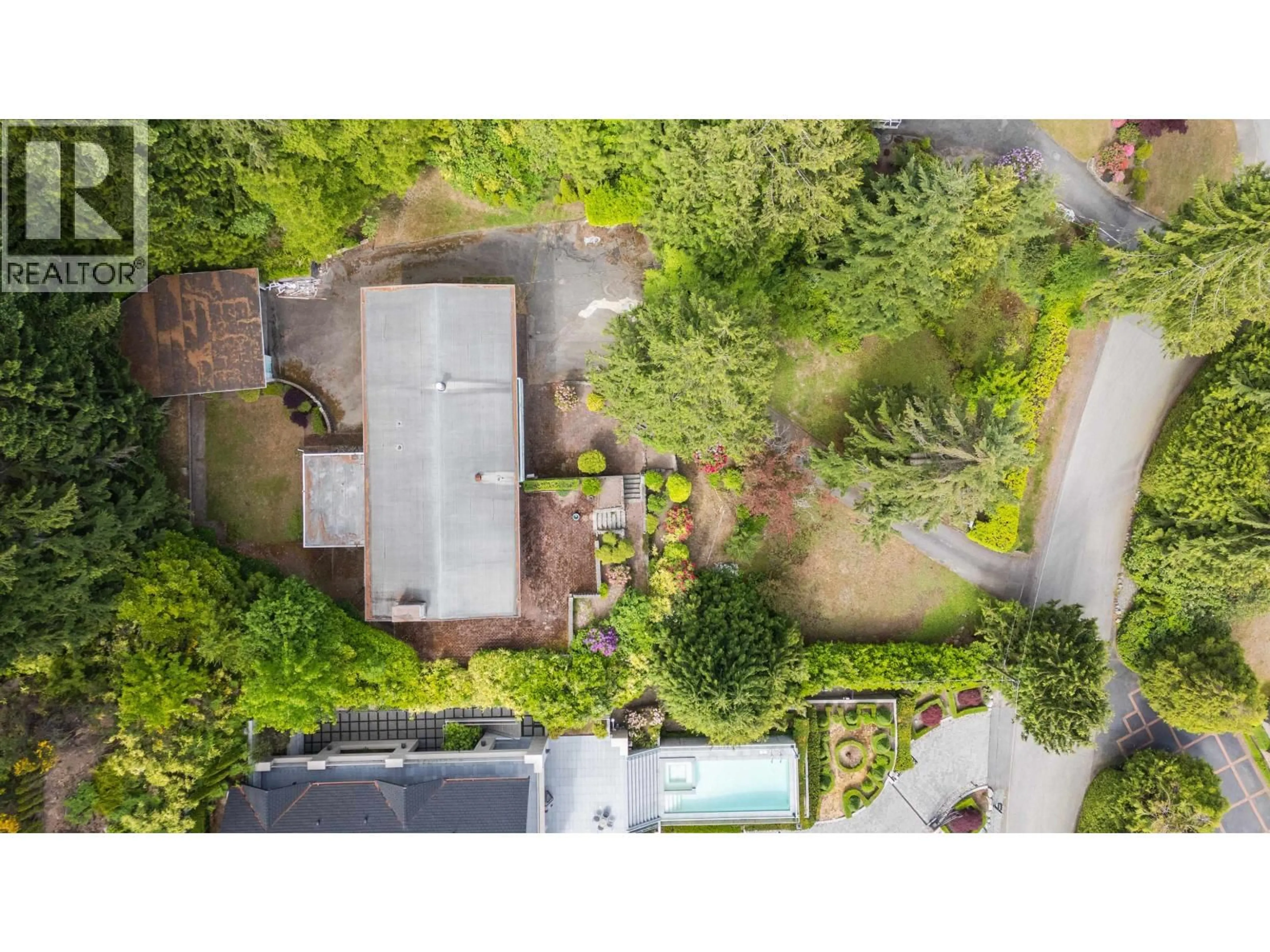 A pic from outside/outdoor area/front of a property/back of a property/a pic from drone, street for 195 NORMANBY CRESCENT, West Vancouver British Columbia V7S1K6