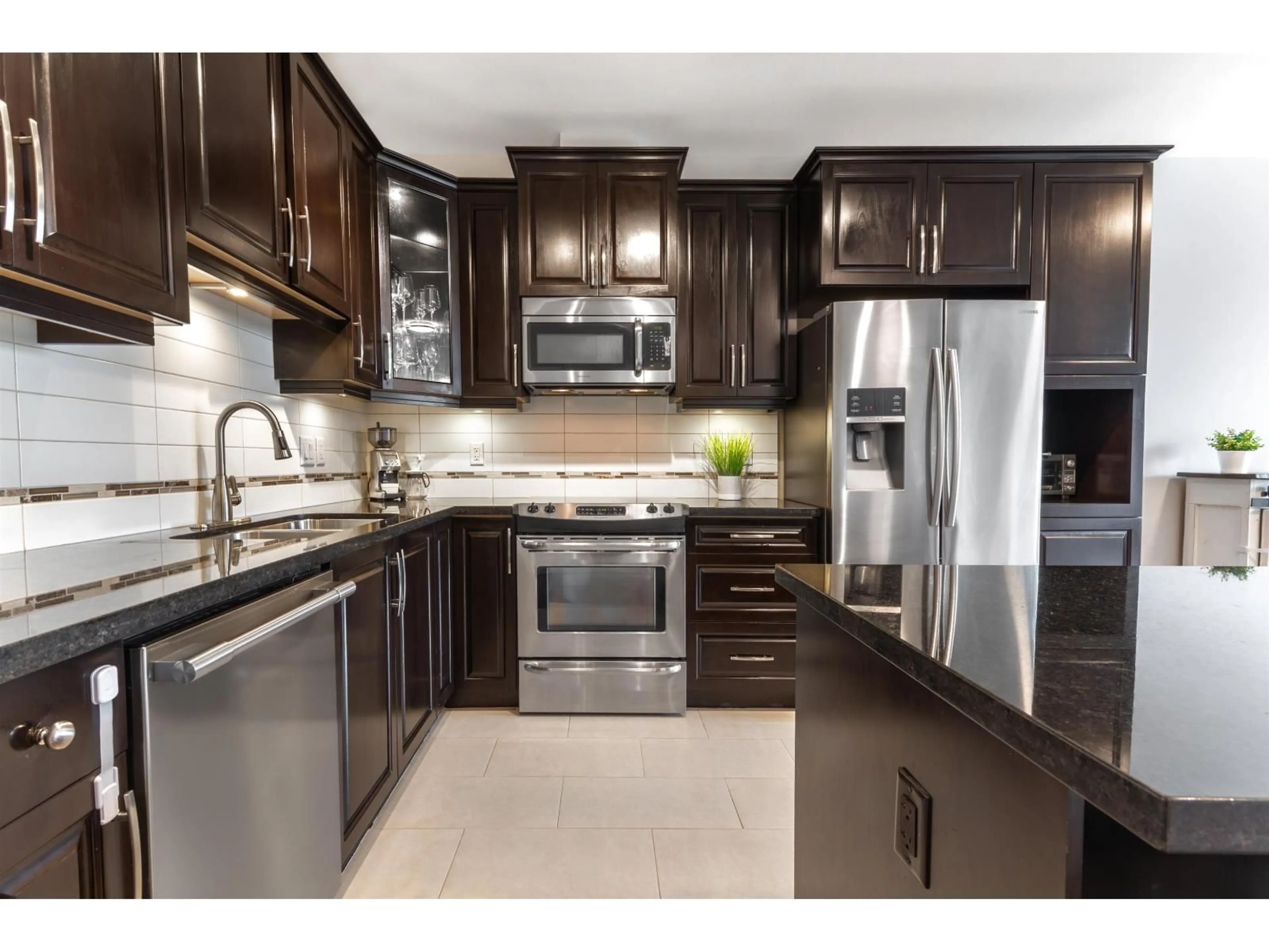 Open concept kitchen, ceramic/tile floor for 589 - 8288 207A STREET, Langley British Columbia V2Y0L2