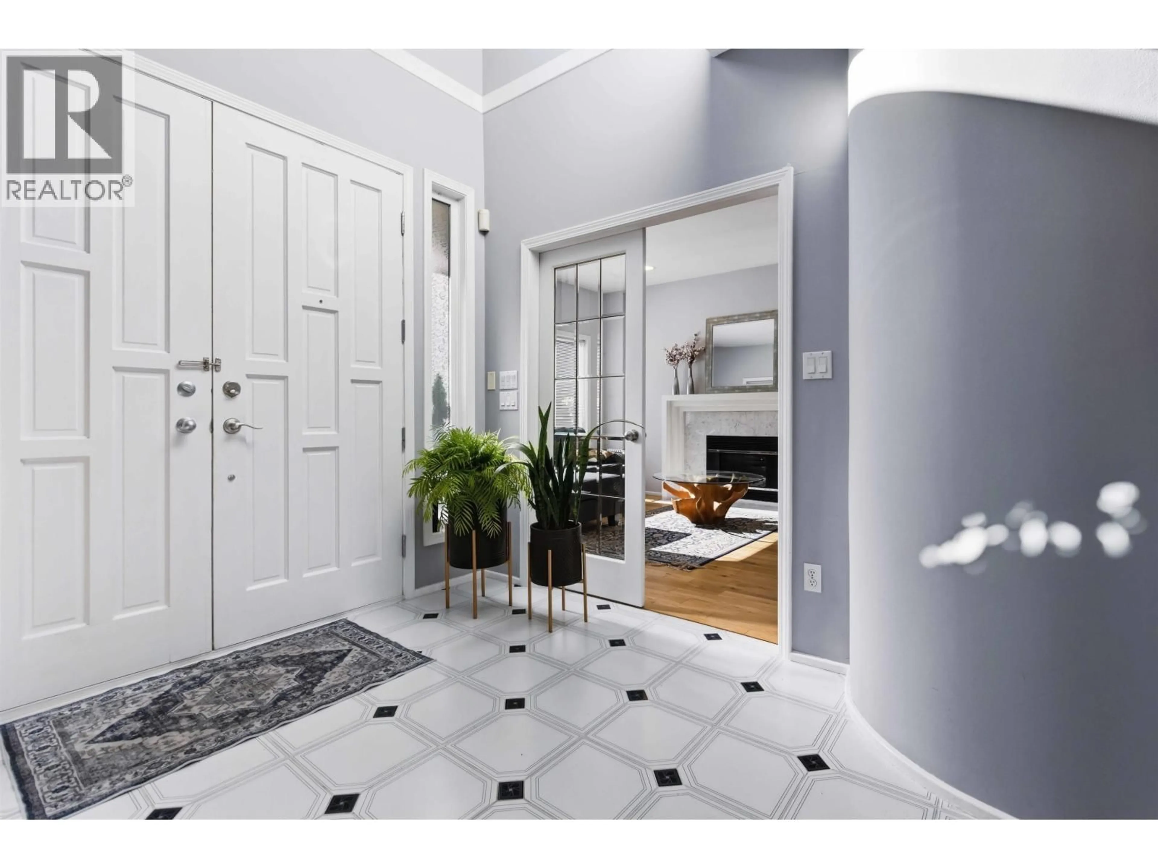 Indoor entryway for 212 SEA AVENUE, Burnaby British Columbia V5B1K5