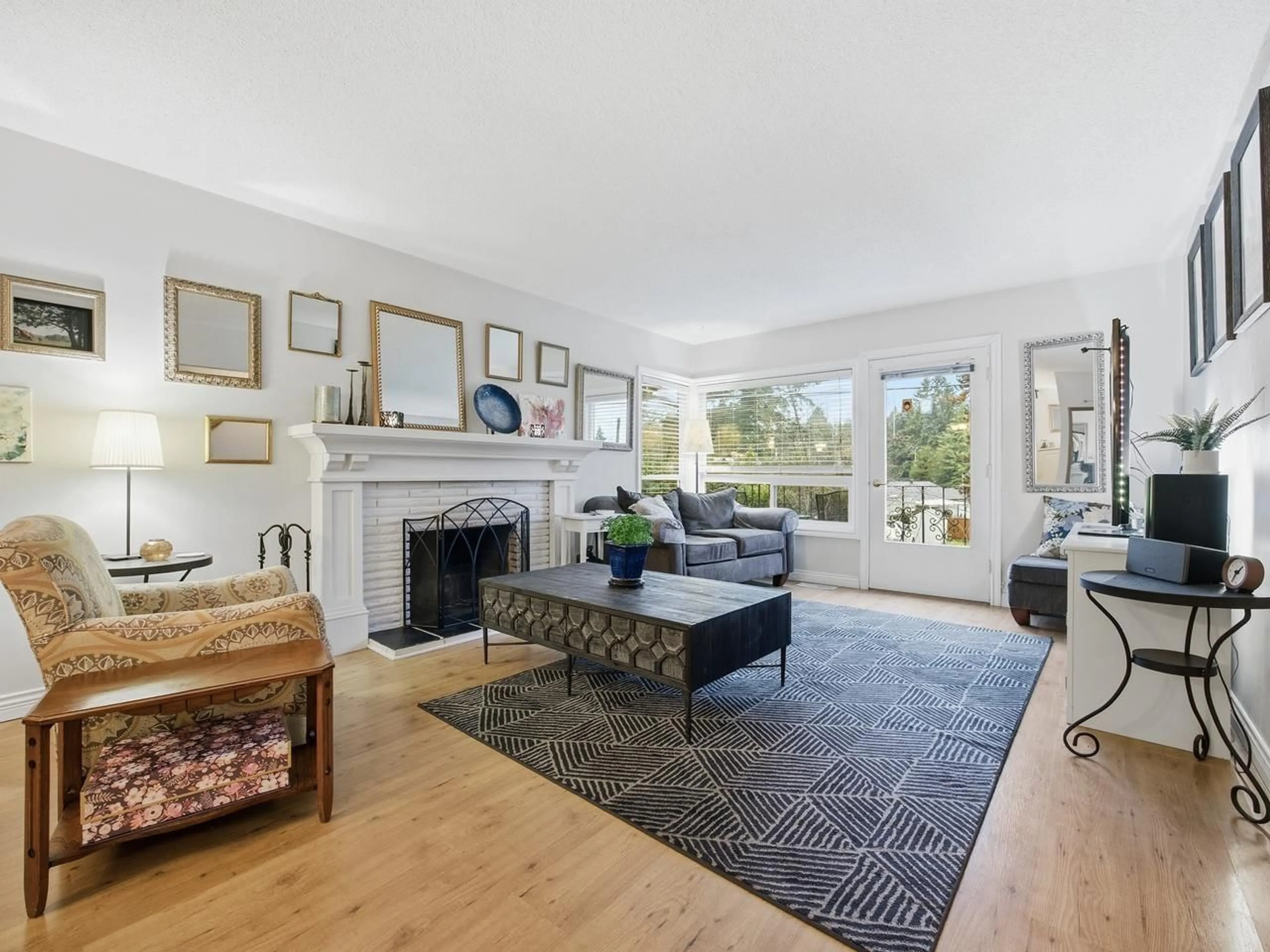 Living room with furniture, unknown for 11220 LANSDOWNE DRIVE, Surrey British Columbia V3R4Z7