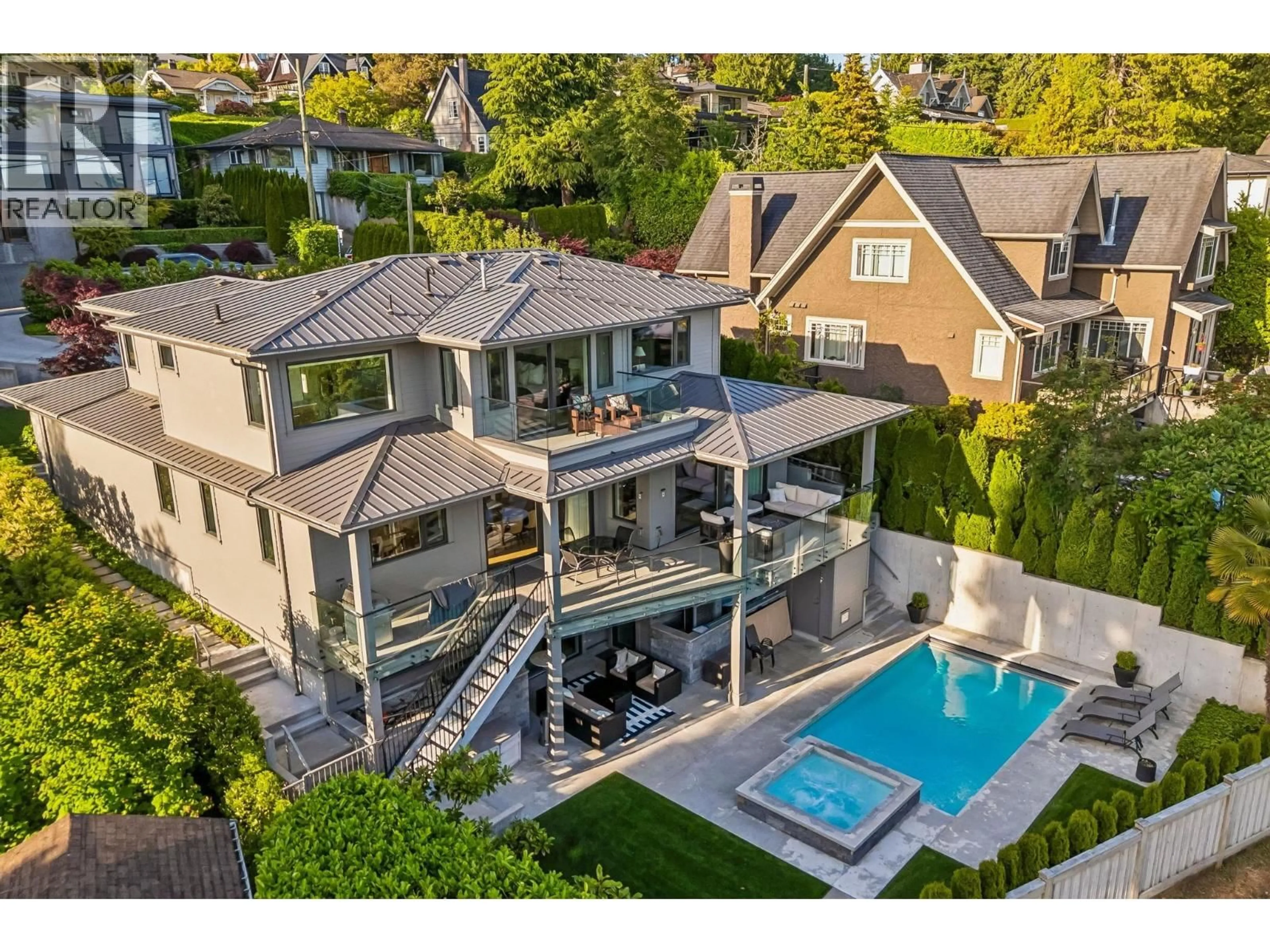 A pic from outside/outdoor area/front of a property/back of a property/a pic from drone, unknown for 2668 HAYWOOD AVENUE, West Vancouver British Columbia V7V1Y6