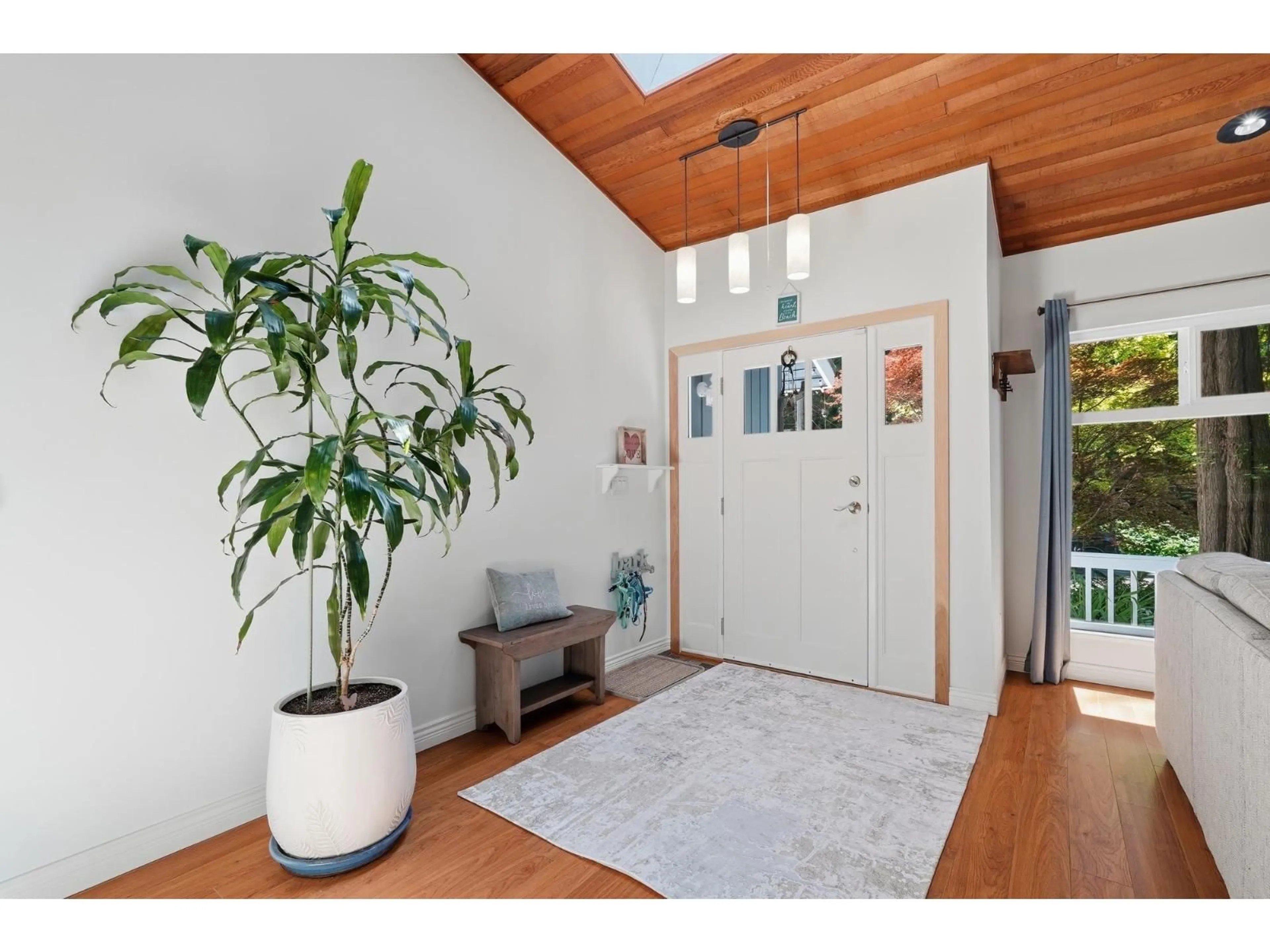 Indoor entryway for 12597 20 AVENUE, Surrey British Columbia V4A6J3