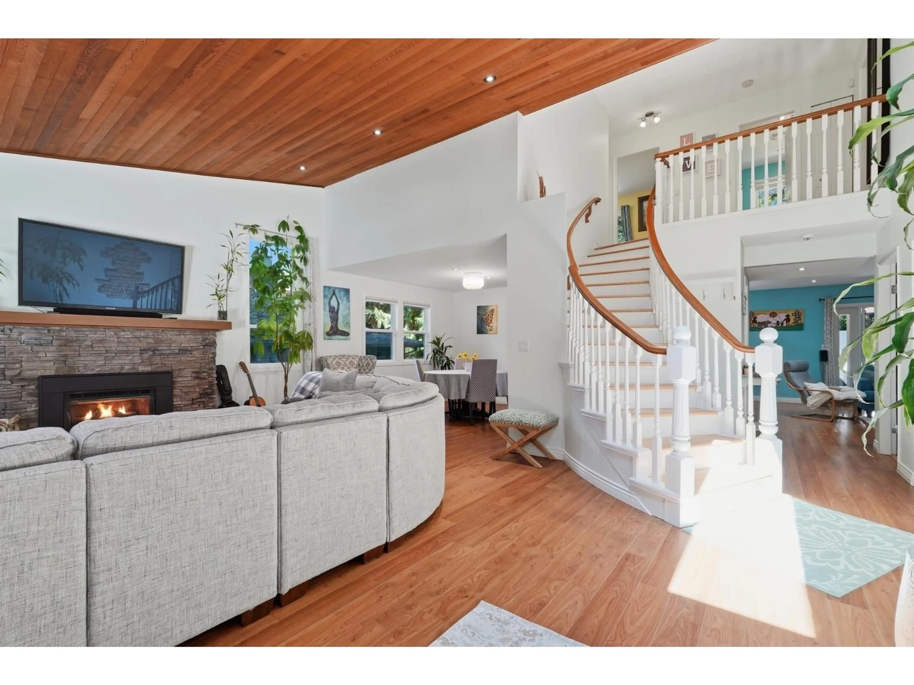 Indoor foyer for 12597 20 AVENUE, Surrey British Columbia V4A6J3