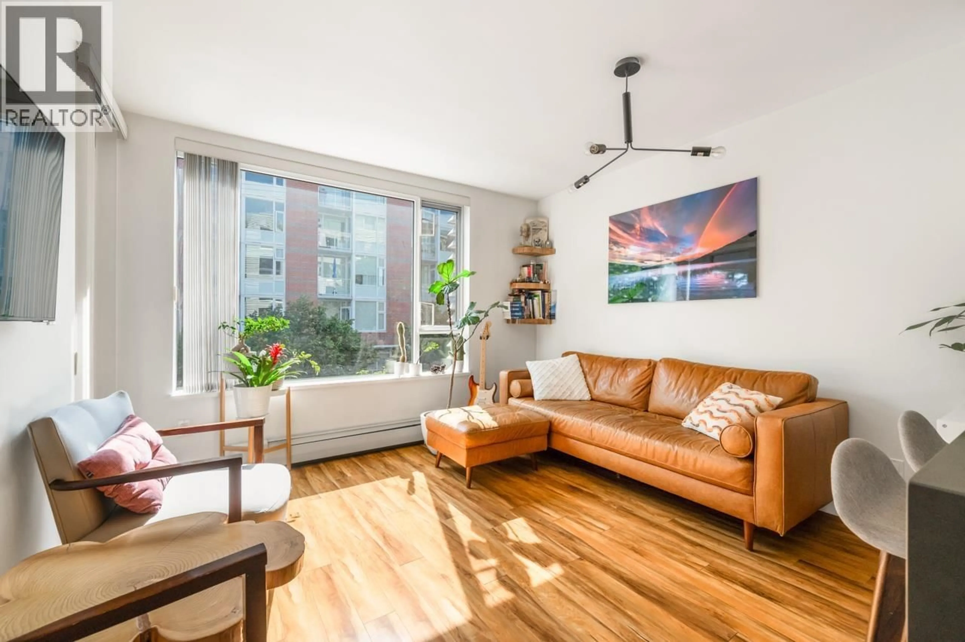 Living room with furniture, wood/laminate floor for 203 - 289 6TH AVENUE, Vancouver British Columbia V5T0E9
