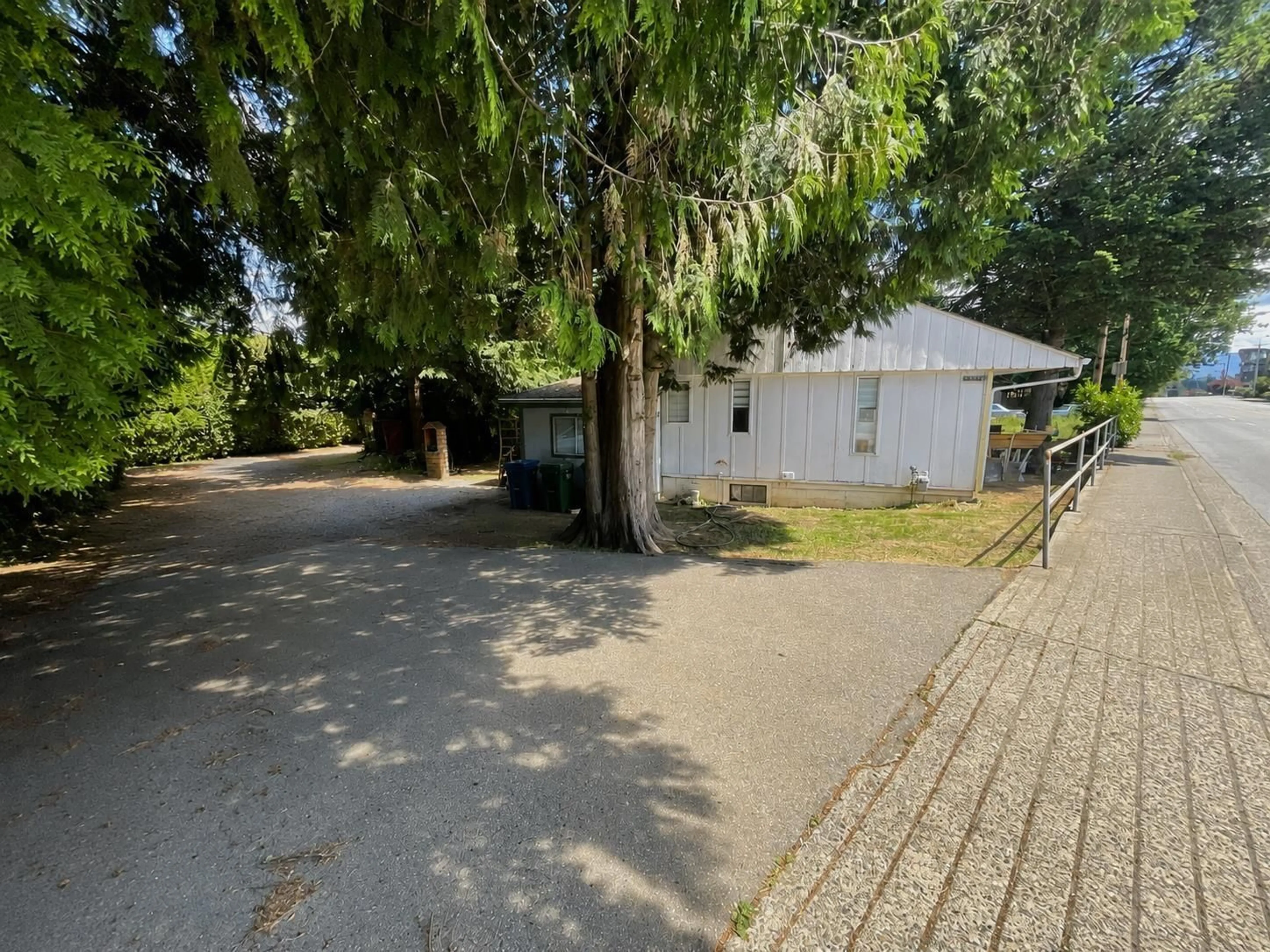 A pic from outside/outdoor area/front of a property/back of a property/a pic from drone, street for 33431 GEORGE FERGUSON WAY, Abbotsford British Columbia V2S2L9