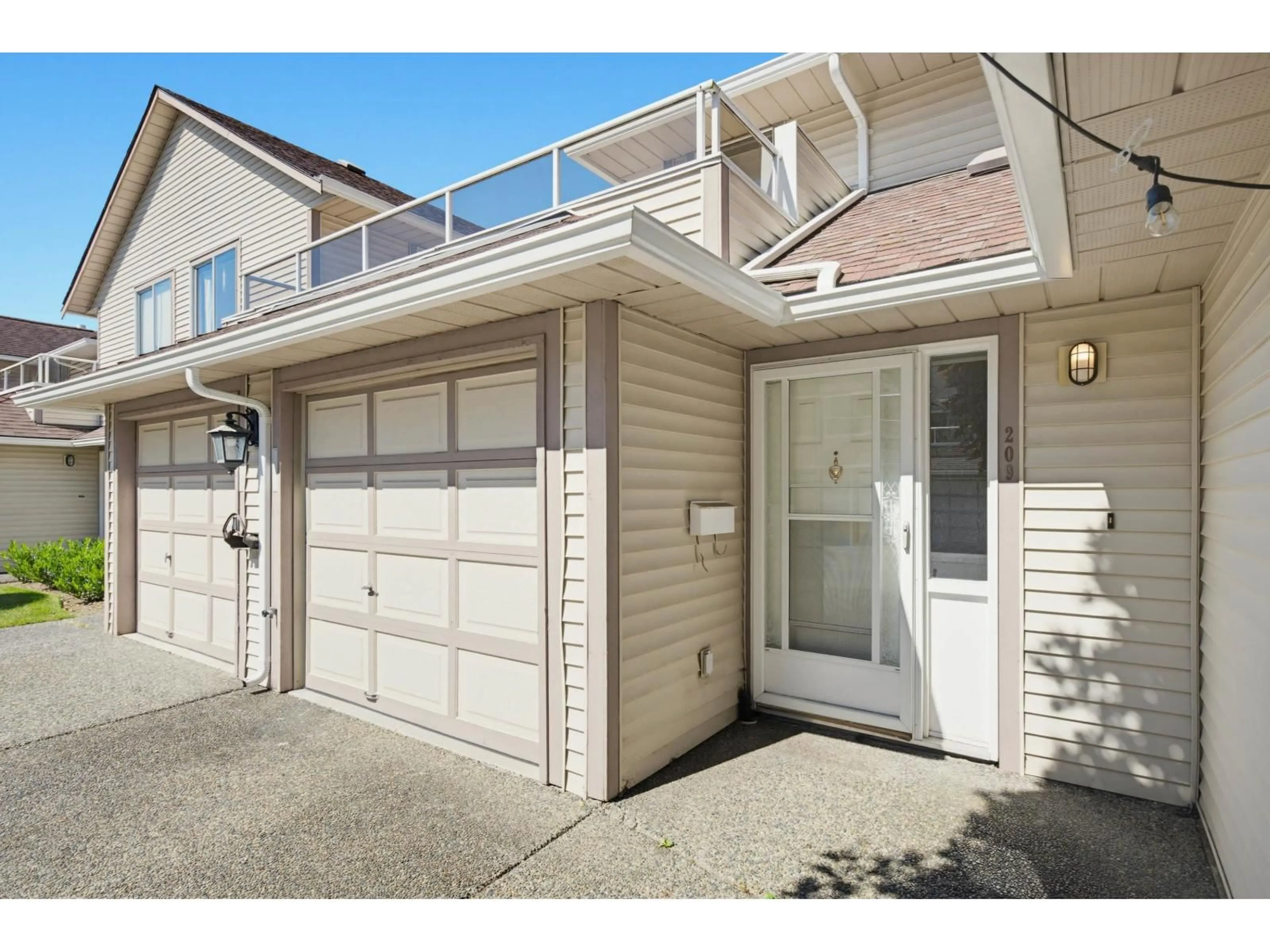 Indoor garage for 209 - 13725 72A AVENUE, Surrey British Columbia V3W0S4