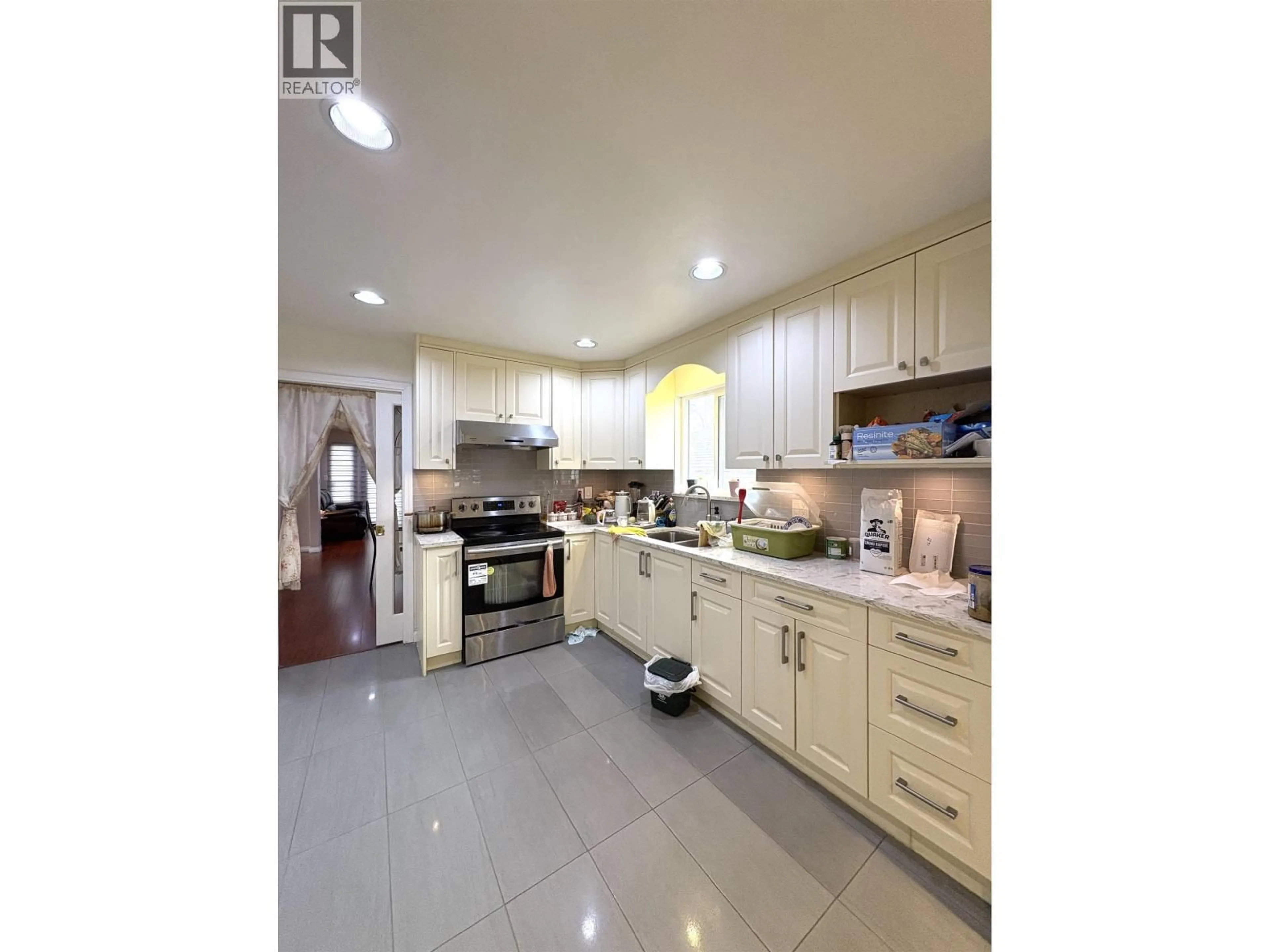 Open concept kitchen, ceramic/tile floor for 4156 CAMBRIDGE STREET, Burnaby British Columbia V5C1G9