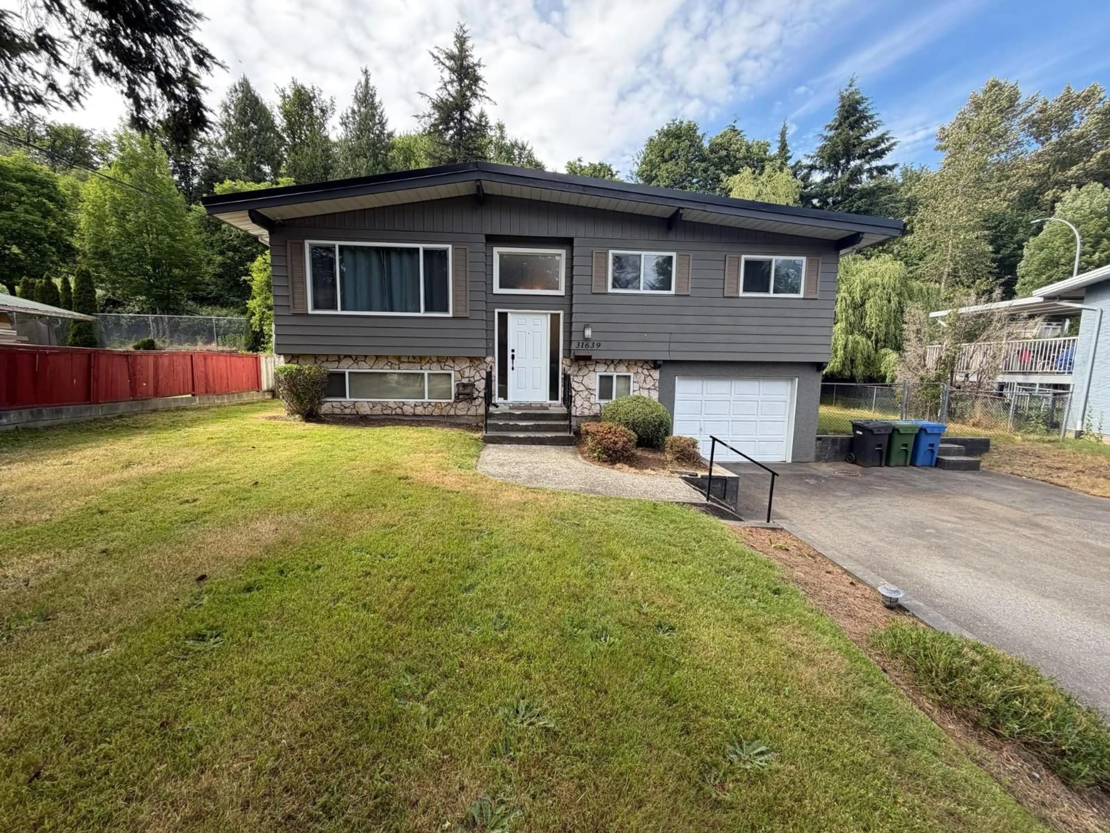 Home with vinyl exterior material, street for 31639 CHARLOTTE AVENUE, Abbotsford British Columbia V2T3Z6