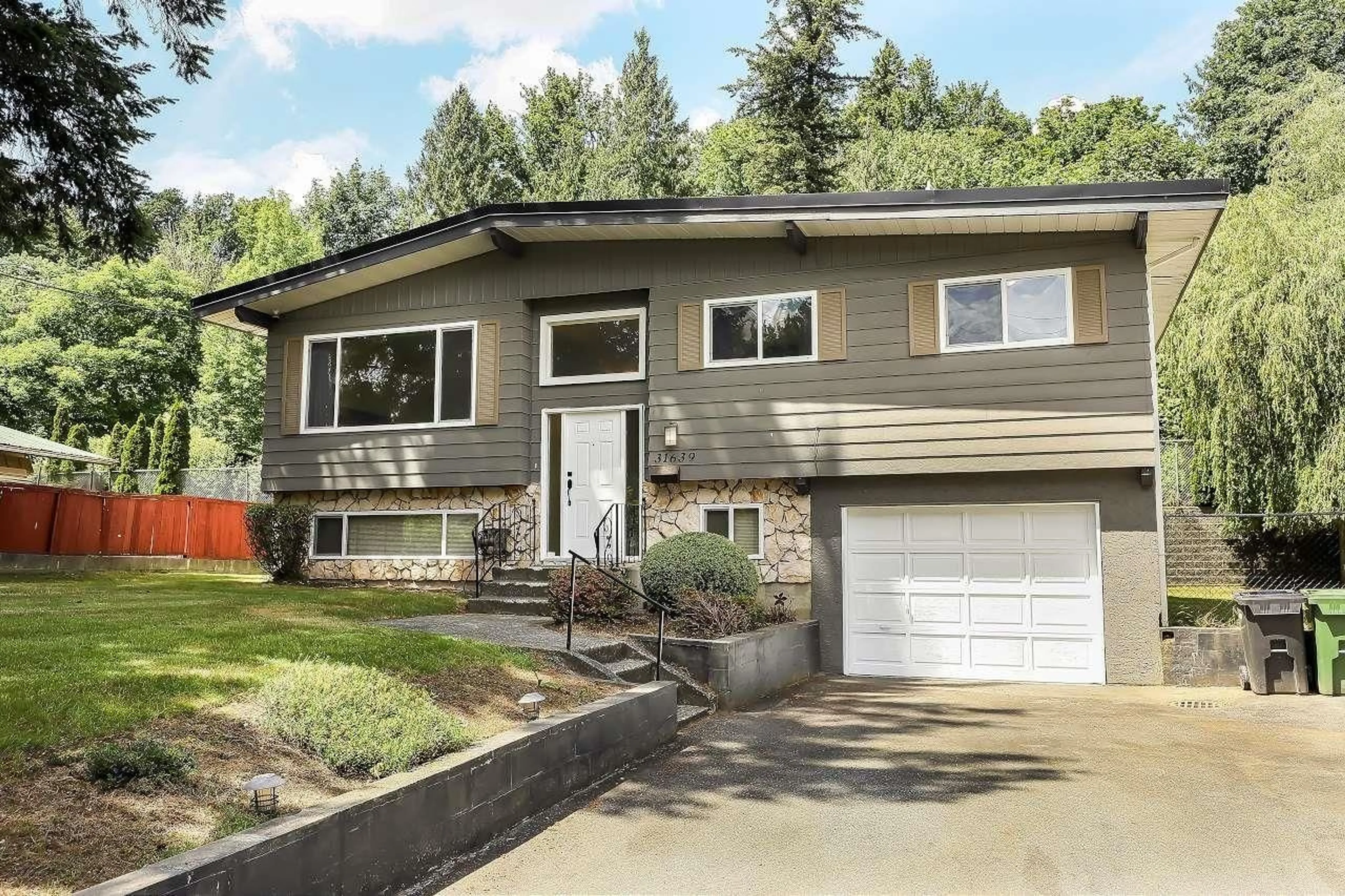 Home with vinyl exterior material, street for 31639 CHARLOTTE AVENUE, Abbotsford British Columbia V2T3Z6